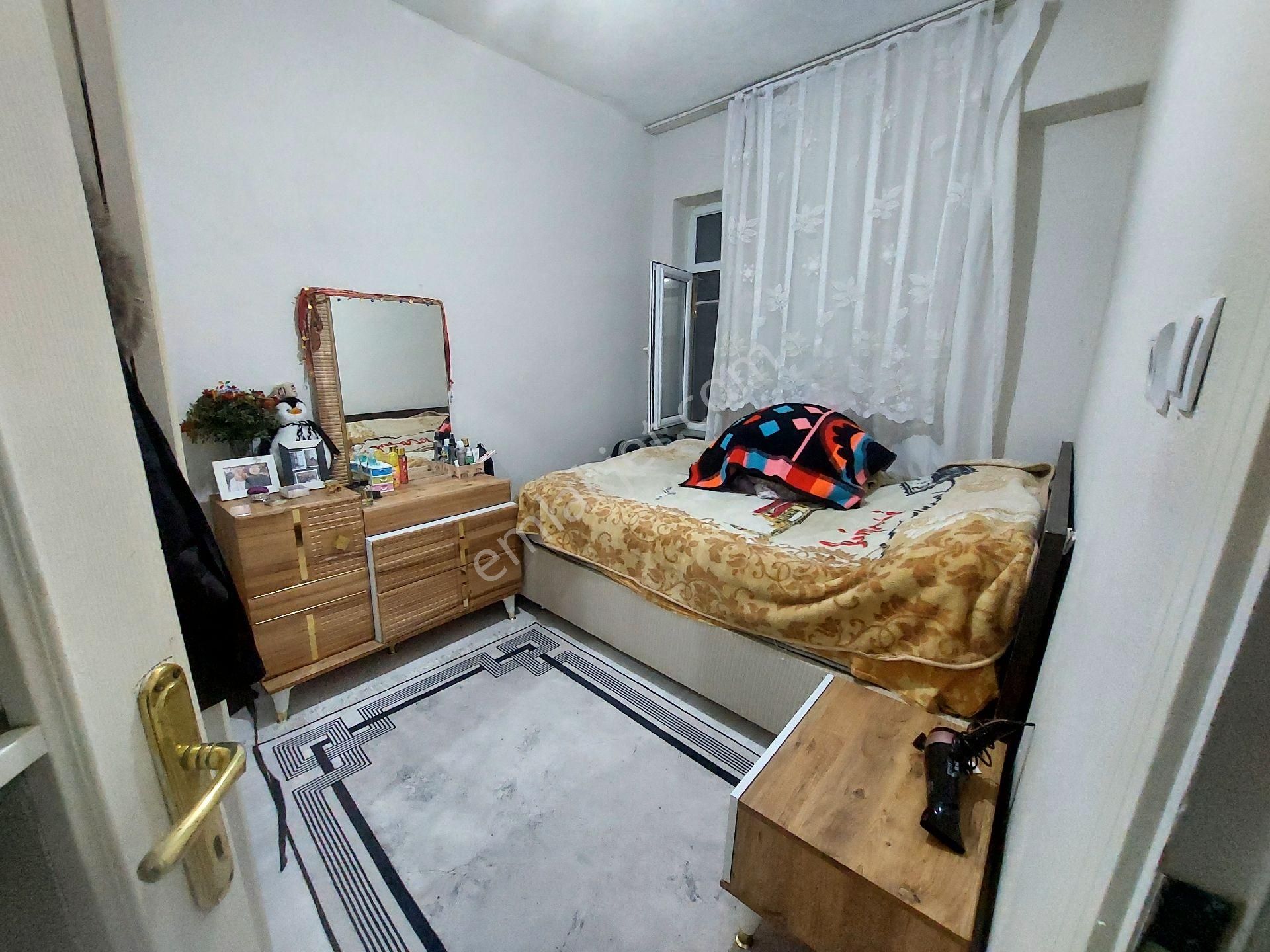 Gaziosmanpaşa Karayolları De Acil Satılık Toprak Tapulu Kot 2 Balkonlu 1+1 60 M2 - Görsel 3