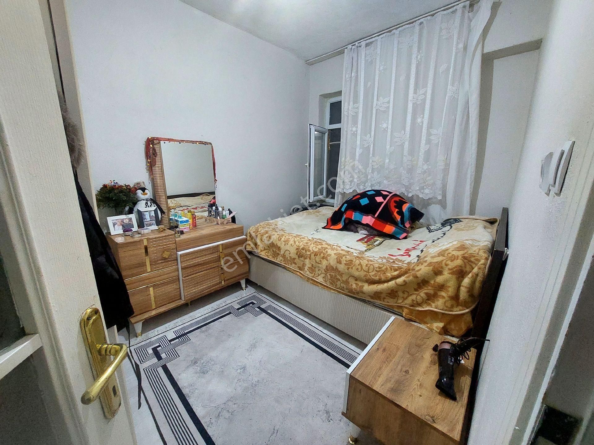 Gaziosmanpaşa Karayolları De Acil Satılık Toprak Tapulu Kot 2 Balkonlu 1+1 60 M2 - Görsel 4