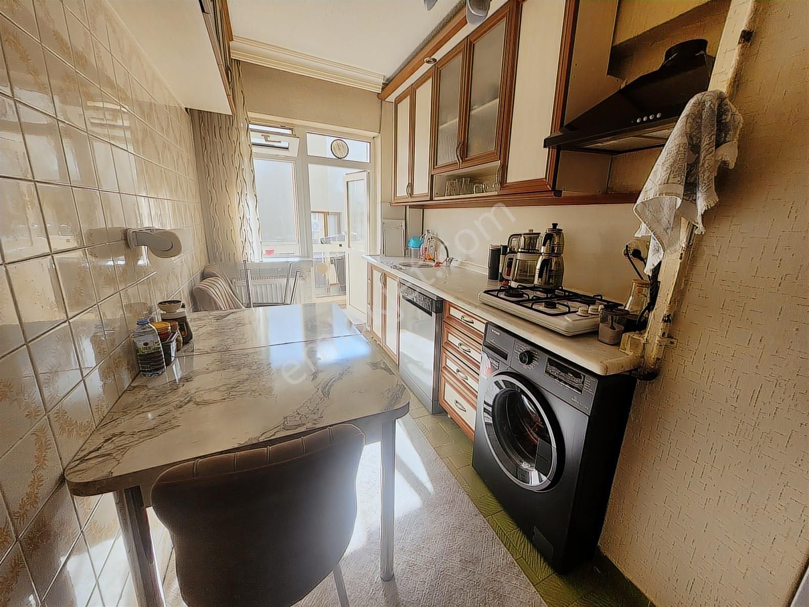 Rozet Sokak'ta Bakımlı , Ferah Ve Yatırıma Uygun 3 Oda 1 Salon