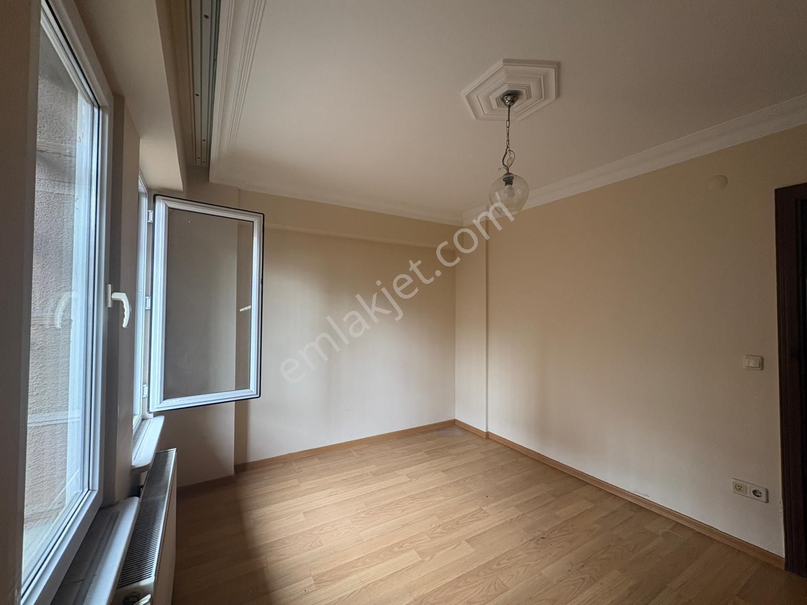 Mollateamemlak Eyüpsultan Merkez Mahallesi Kırkmerdiven Caddesinde Satılık 3+1 Daire