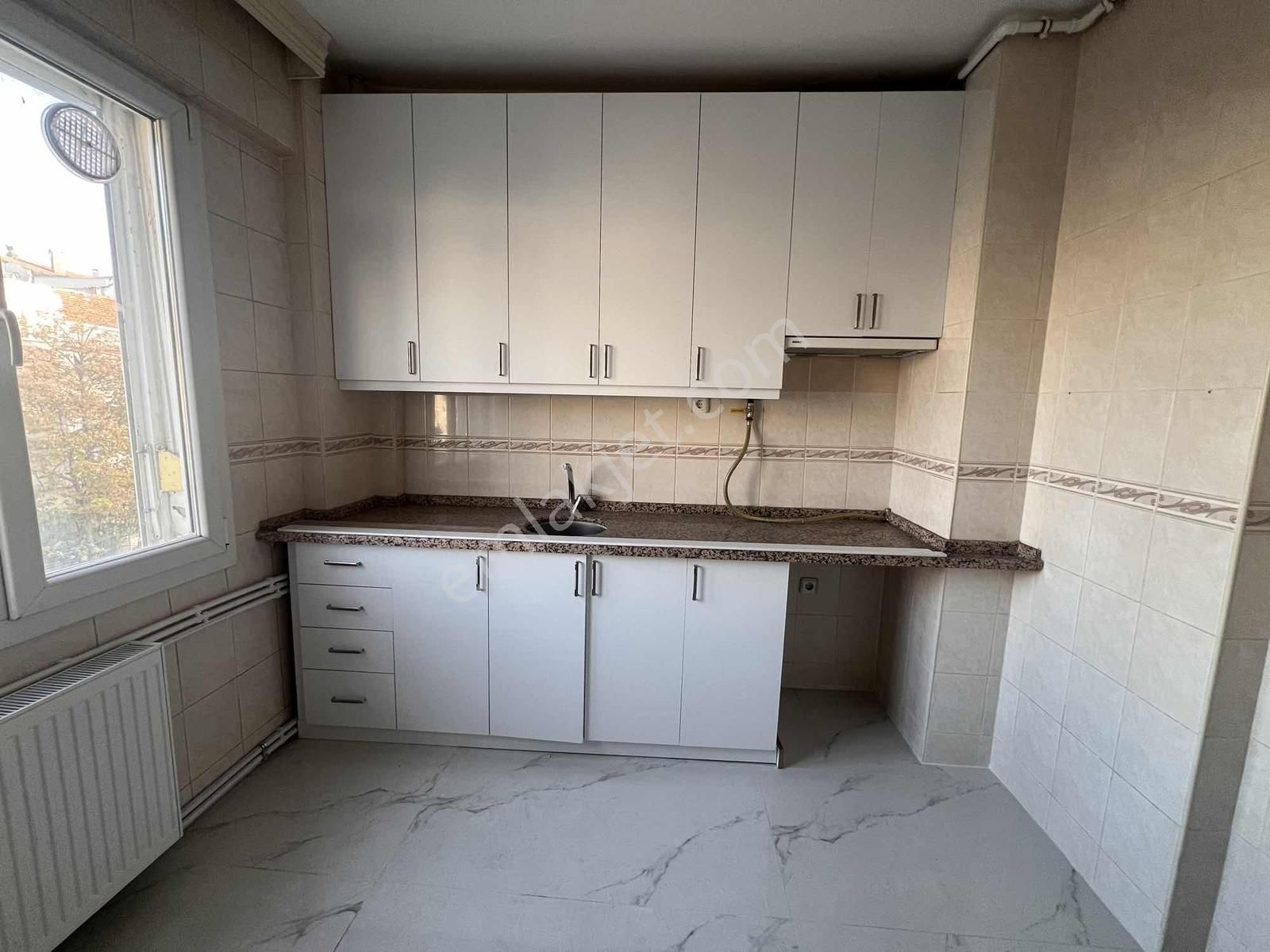 İnönü Cadde Yanı Araphasanda 3+1 Köşe Satılık Ara-kat Daire