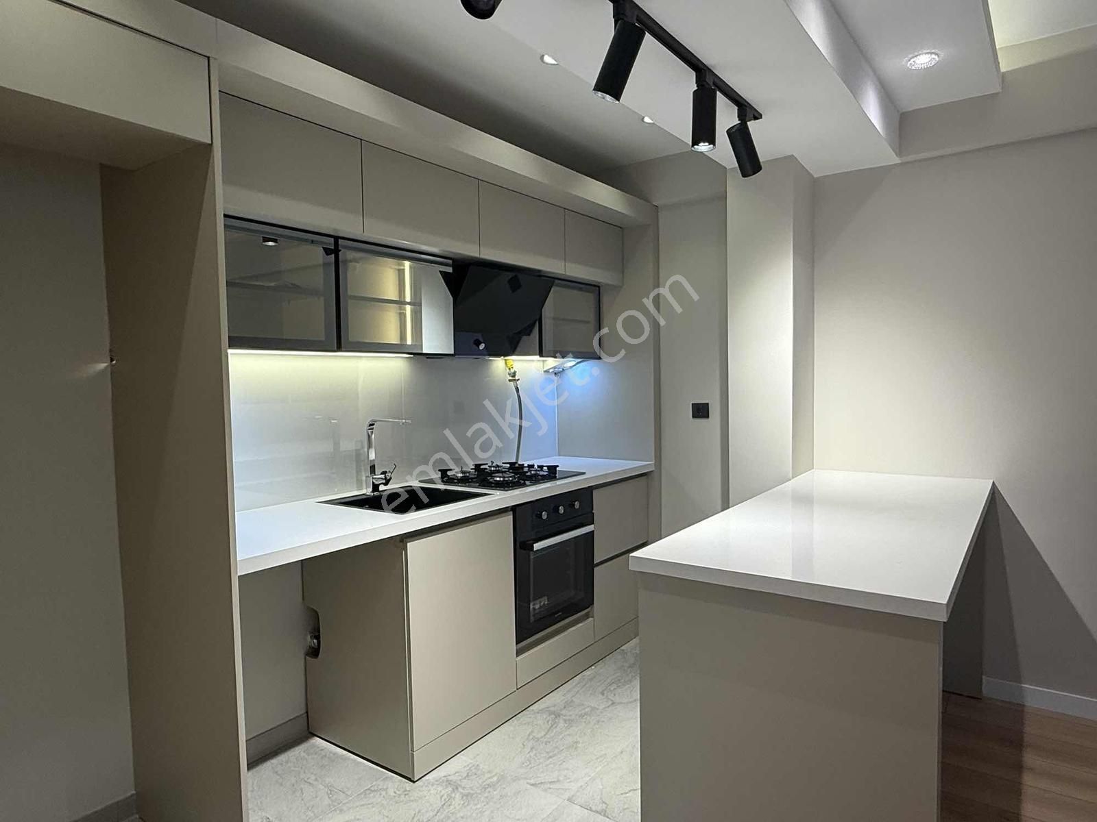 Amerikan Kolleji Karşısında 3+1 Bahçeli Lüks Satılık Daire