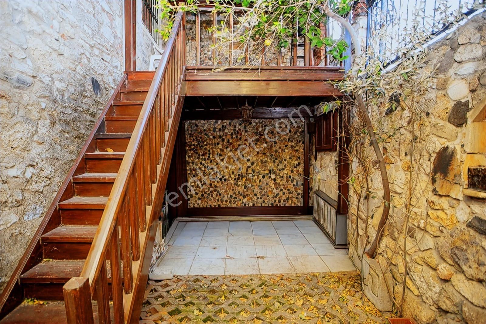 Eski Foça'da Satılık Tescilli Tarihi Müstakil Taş Ev - Görsel 14