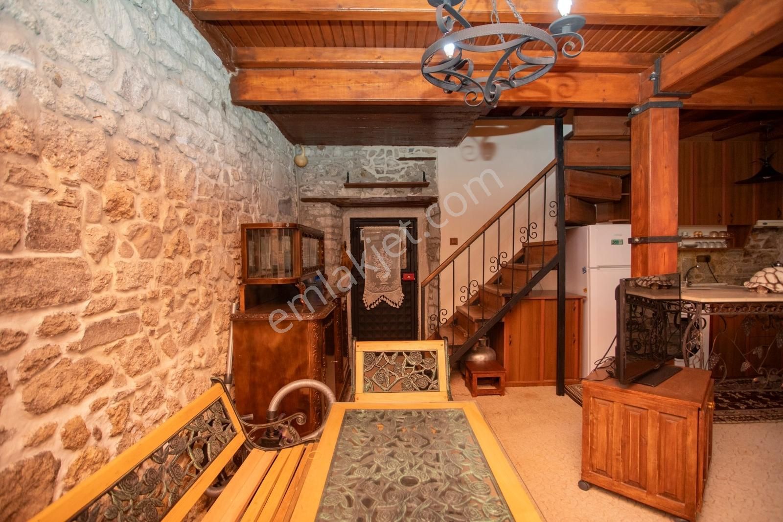 Eski Foça'da Satılık Tescilli Tarihi Müstakil Taş Ev - Görsel 34