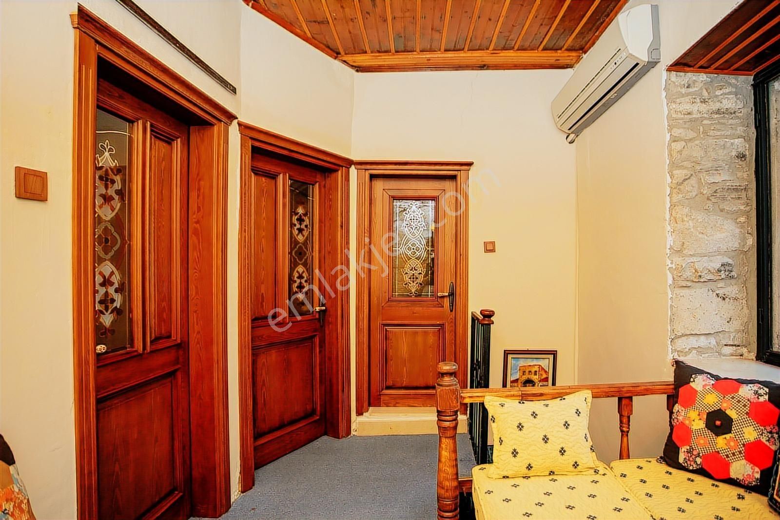 Eski Foça'da Satılık Tescilli Tarihi Müstakil Taş Ev - Görsel 24