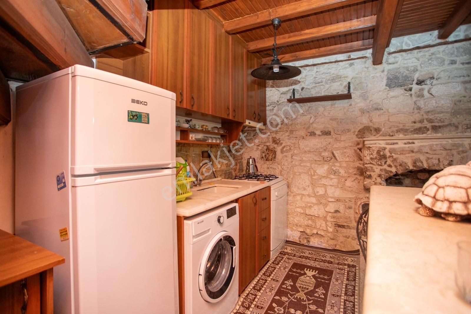 Eski Foça'da Satılık Tescilli Tarihi Müstakil Taş Ev - Görsel 11