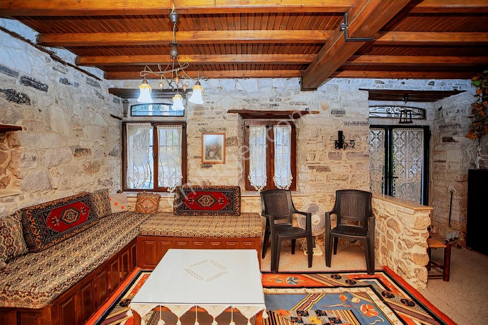 Eski Foça'da Satılık Tescilli Tarihi Müstakil Taş Ev - Görsel 31