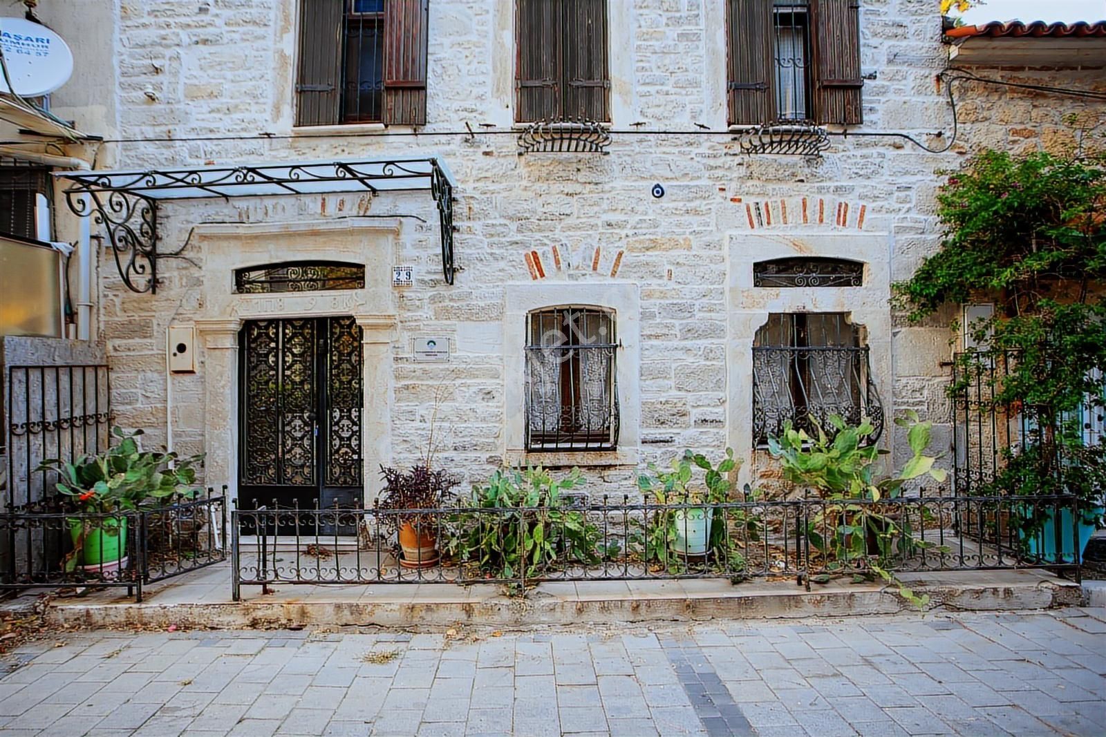 Eski Foça'da Satılık Tescilli Tarihi Müstakil Taş Ev - Görsel 6