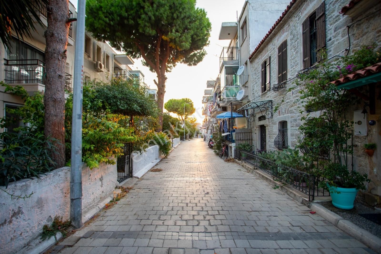 Eski Foça'da Satılık Tescilli Tarihi Müstakil Taş Ev - Görsel 7