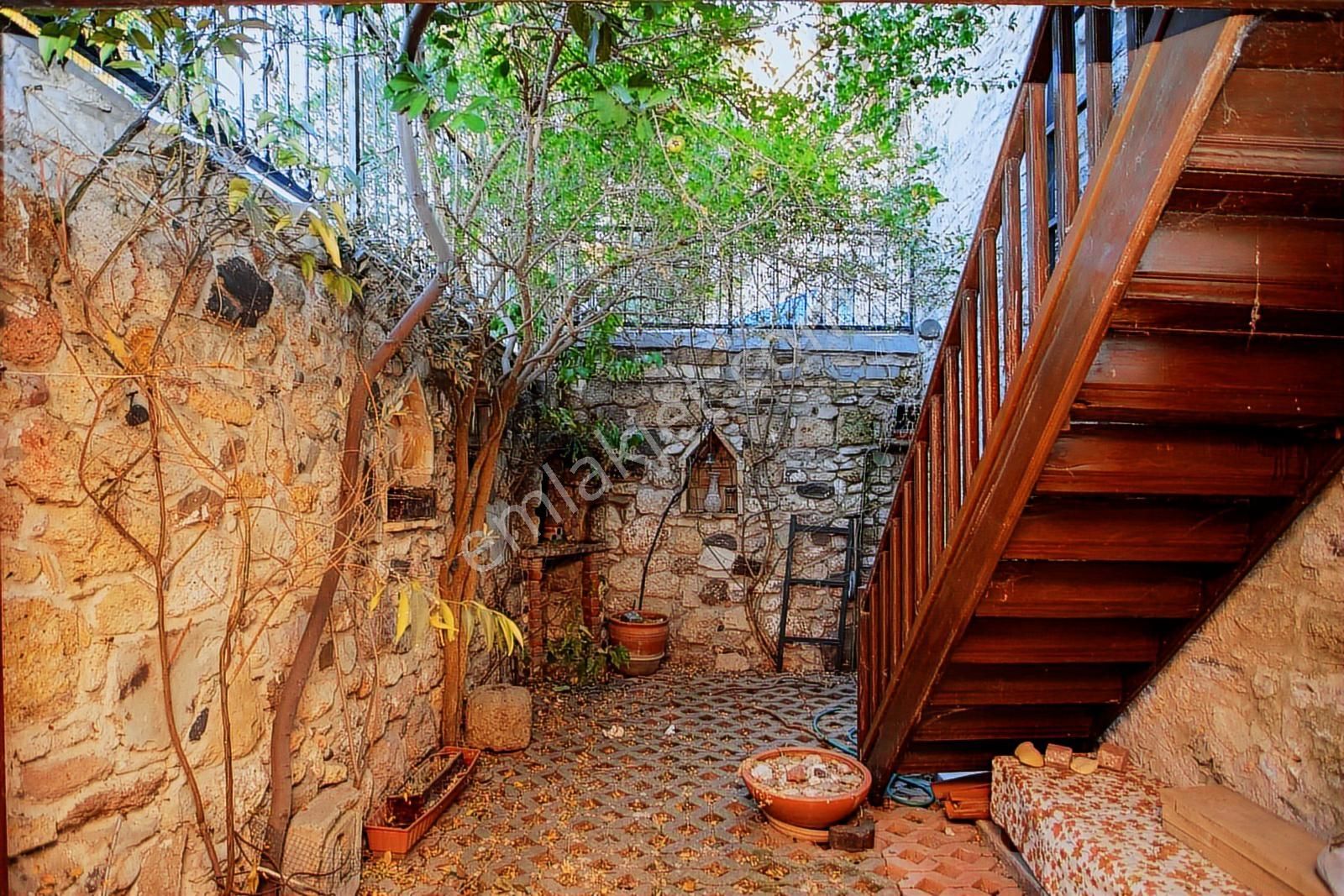 Eski Foça'da Satılık Tescilli Tarihi Müstakil Taş Ev - Görsel 27