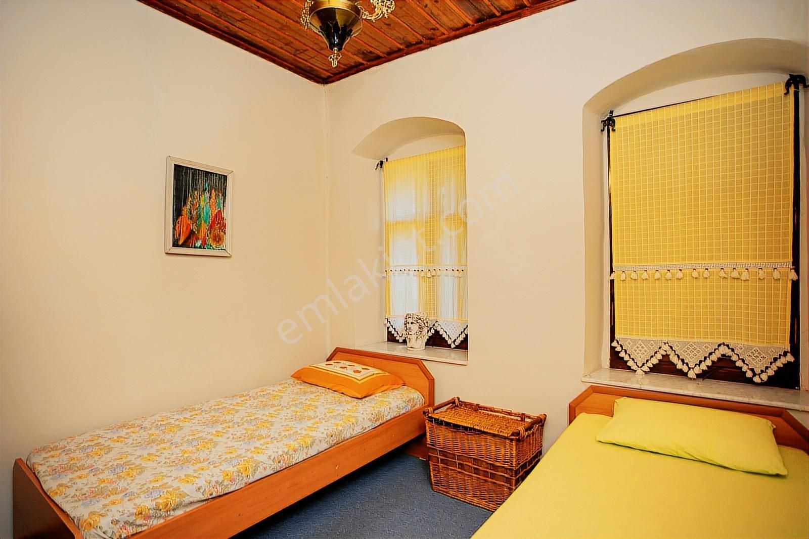 Eski Foça'da Satılık Tescilli Tarihi Müstakil Taş Ev - Görsel 13