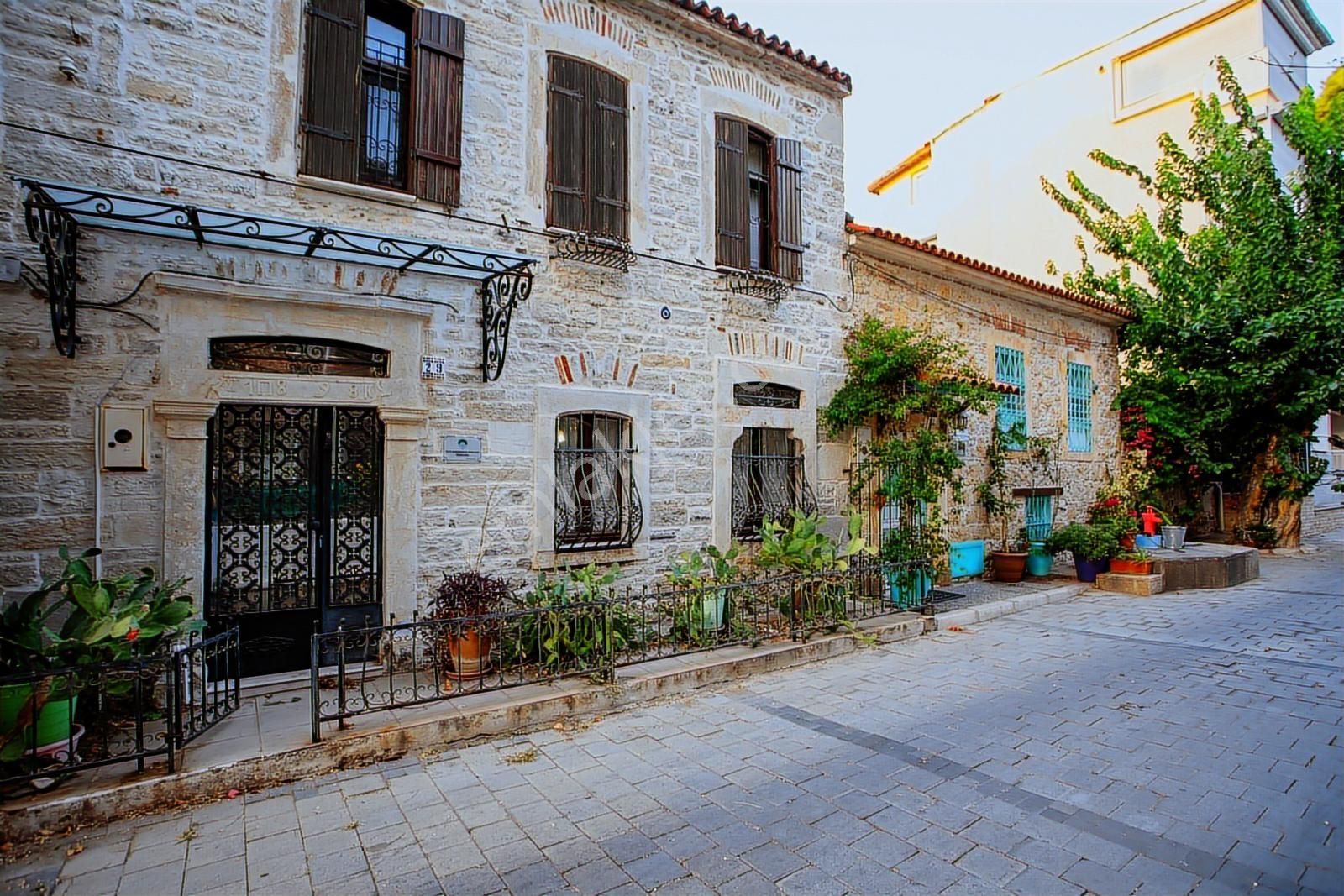 Eski Foça'da Satılık Tescilli Tarihi Müstakil Taş Ev