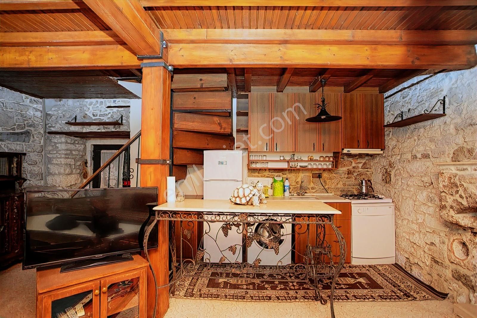 Eski Foça'da Satılık Tescilli Tarihi Müstakil Taş Ev - Görsel 20