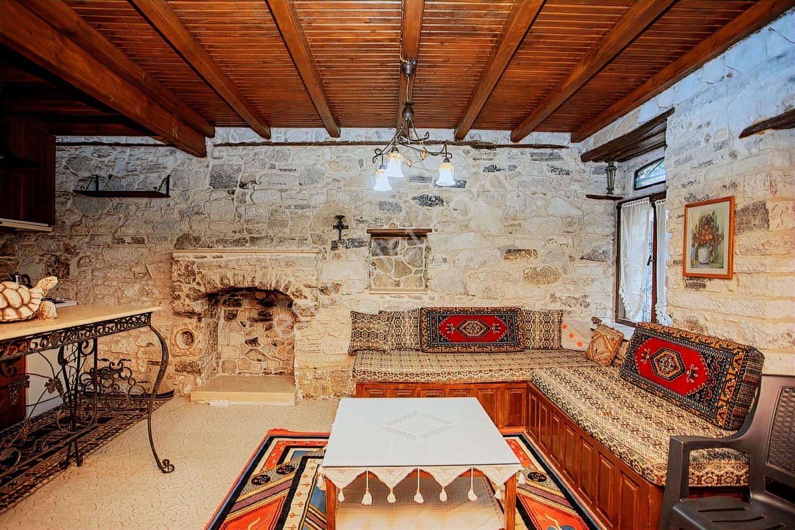 Eski Foça'da Satılık Tescilli Tarihi Müstakil Taş Ev - Görsel 32