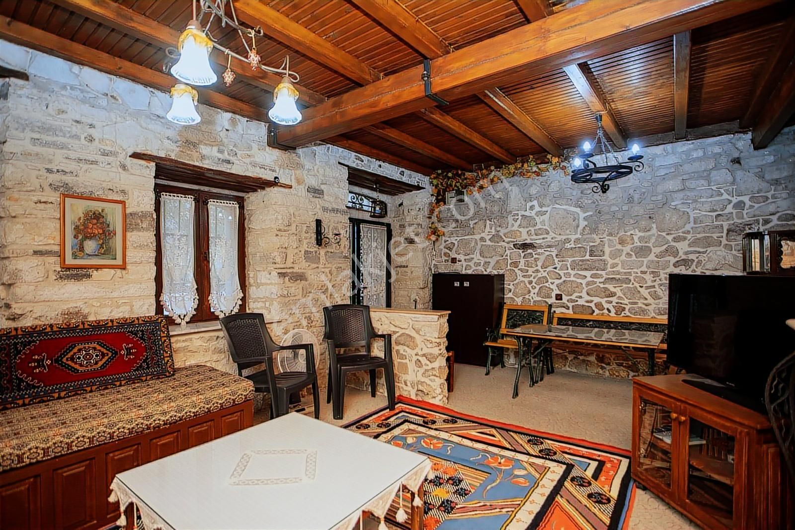 Eski Foça'da Satılık Tescilli Tarihi Müstakil Taş Ev - Görsel 16