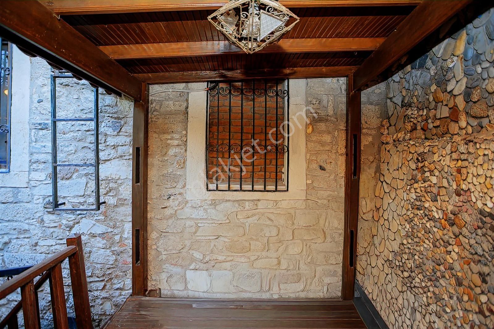 Eski Foça'da Satılık Tescilli Tarihi Müstakil Taş Ev - Görsel 4