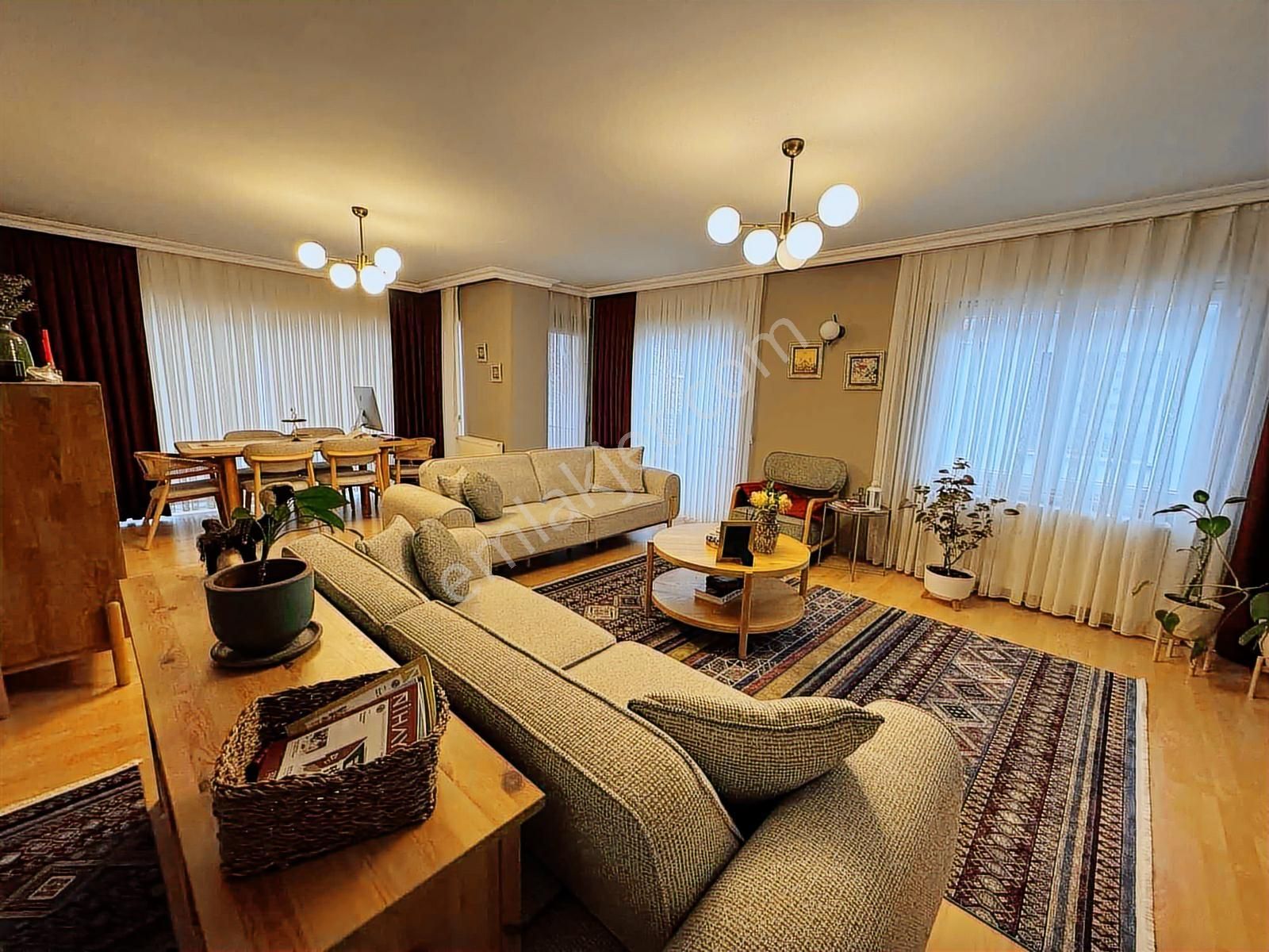 Merkezi Konum Görülmemiş Genişlikte 4+1 Çift Banyo Çift Mutfak