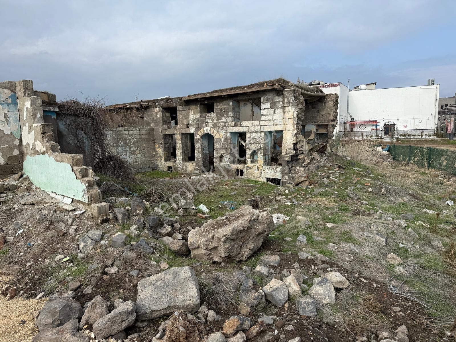 4 Ayaklı İle Arapşeh Cami Arasında1 Tanesi 160 Mt 2 1 Tanesi 90 Mt 2 160 Mt 2 Olan 15 Mlyn90 Mt 2