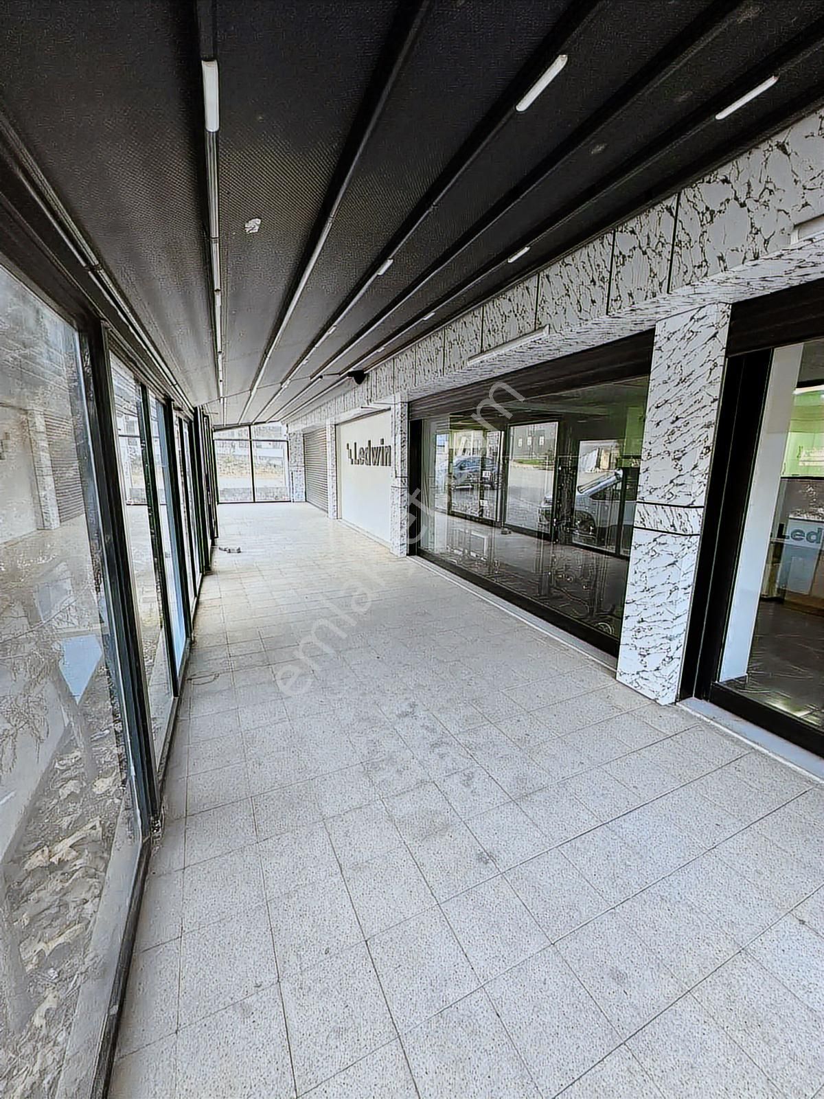 Tuzla Aydınlı Kiralık 400 M2 3 Katlı Dükkan