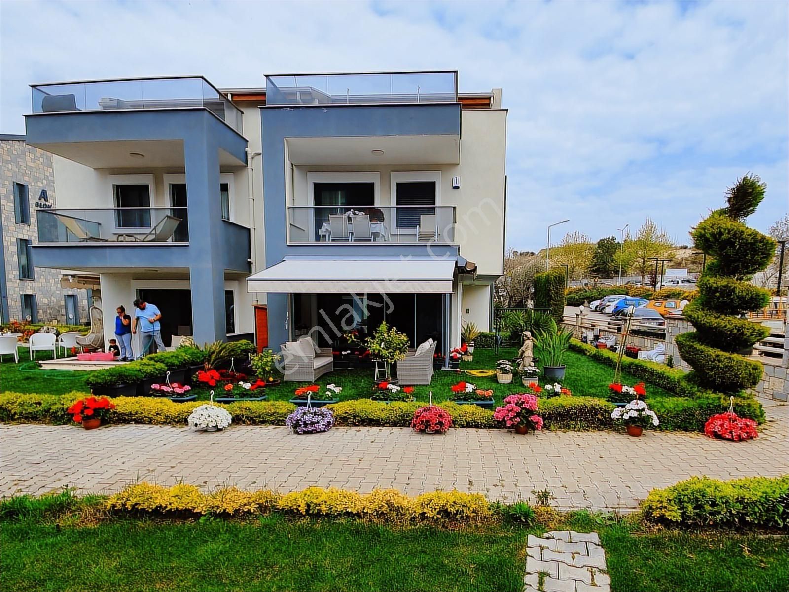 Urla Merkezde Zeytinevler Sitesinde 4+1 Havuzlu Satılık Villa