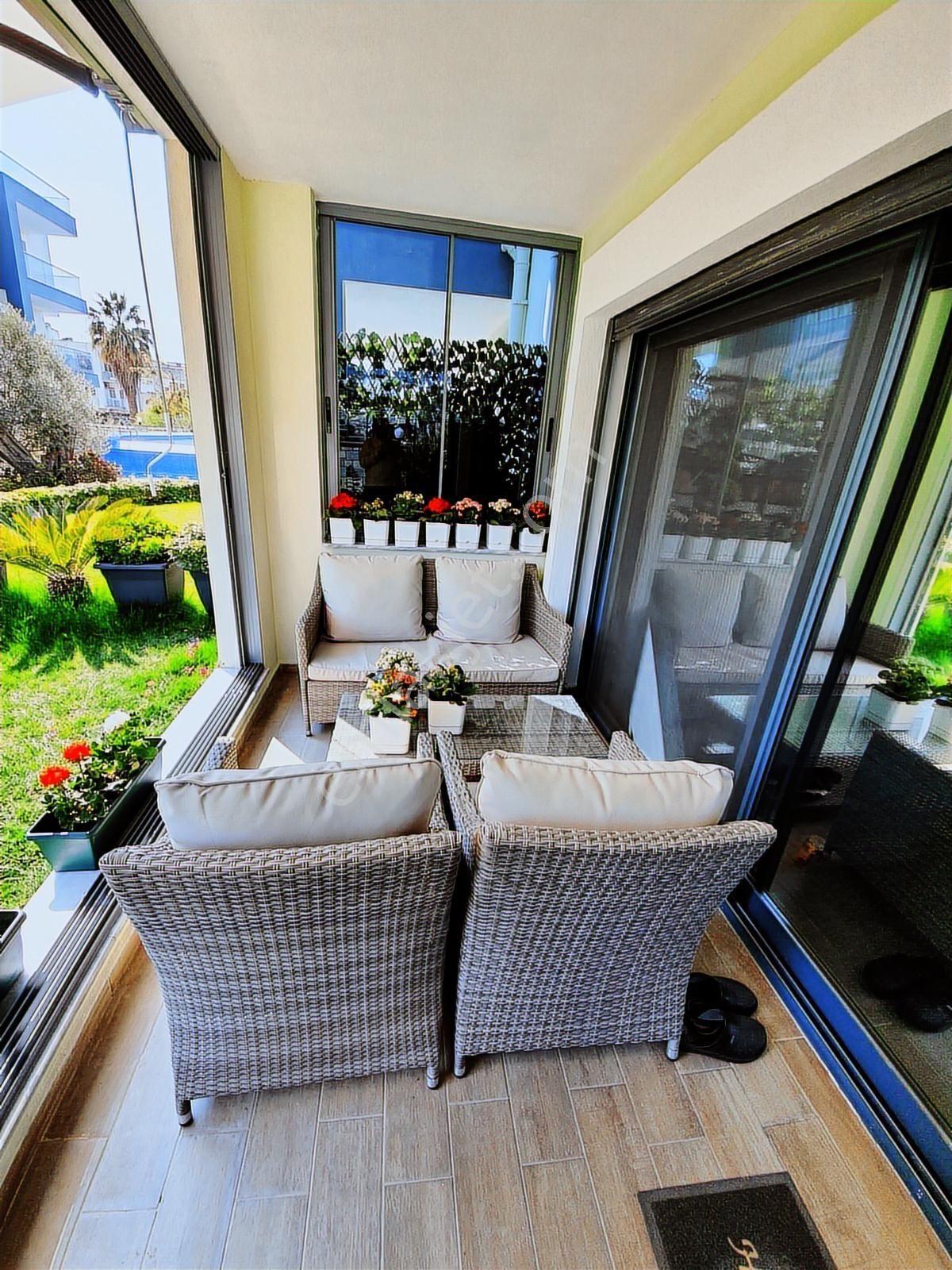 Urla Merkezde Zeytinevler Sitesinde 4+1 Havuzlu Satılık Villa - Görsel 10