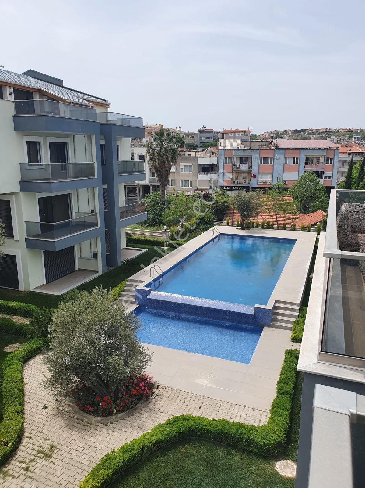 Urla Merkezde Zeytinevler Sitesinde 4+1 Havuzlu Satılık Villa - Görsel 21