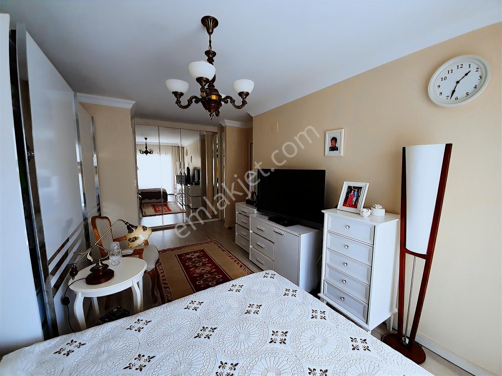 Urla Merkezde Zeytinevler Sitesinde 4+1 Havuzlu Satılık Villa - Görsel 11
