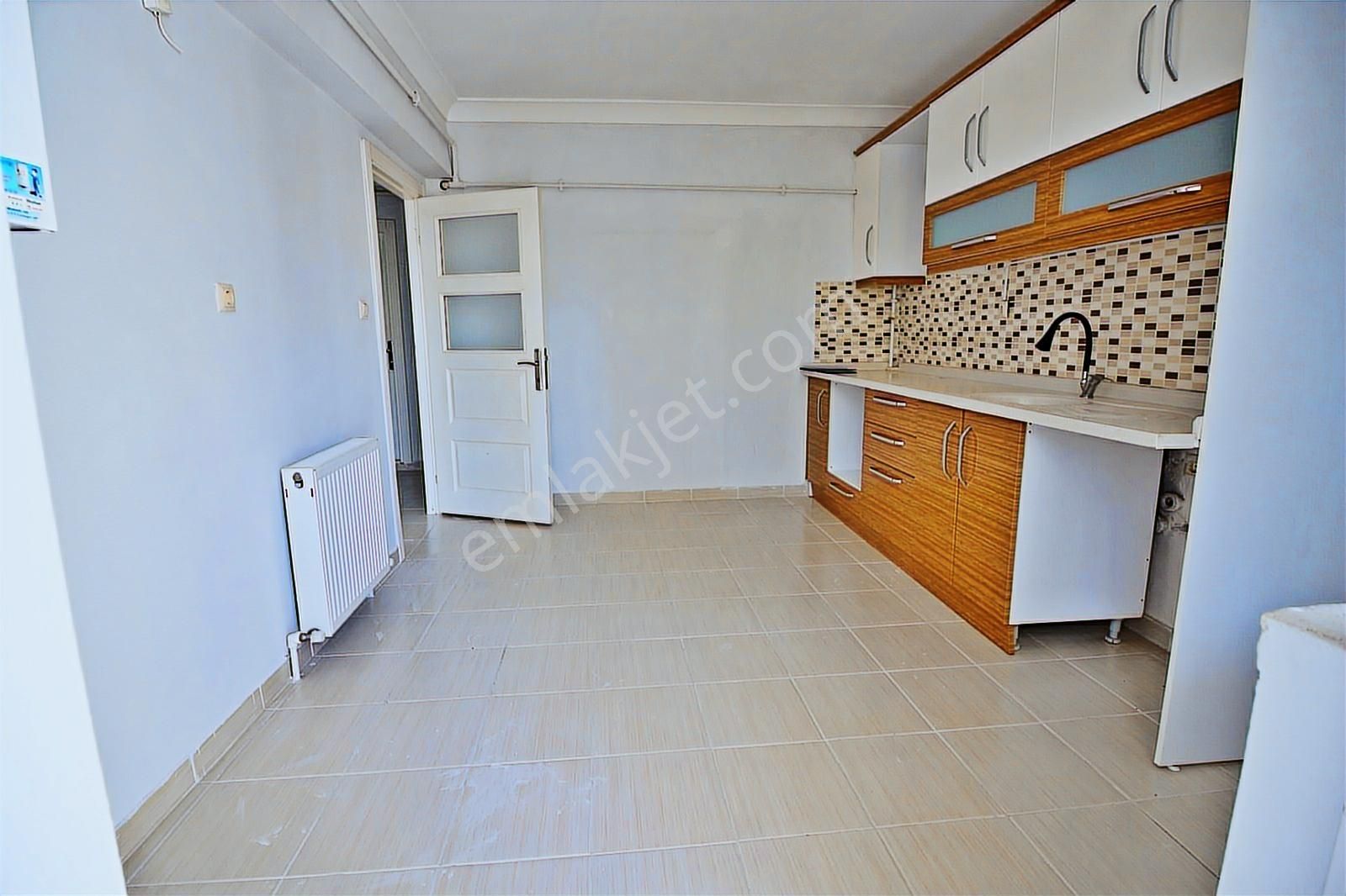 Alsancak'ta Krediye Uygun 3+1 Ebeveyn Banyolu Ön Cephe Ara Kat - Görsel 15