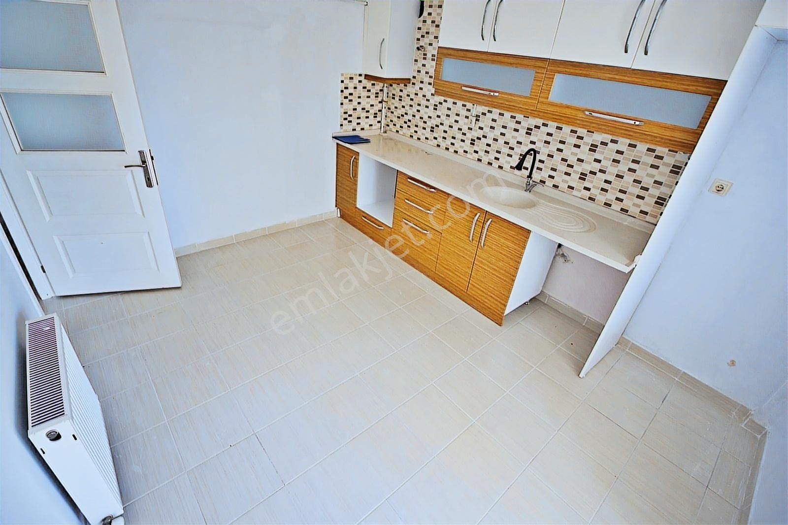 Alsancak'ta Krediye Uygun 3+1 Ebeveyn Banyolu Ön Cephe Ara Kat - Görsel 14