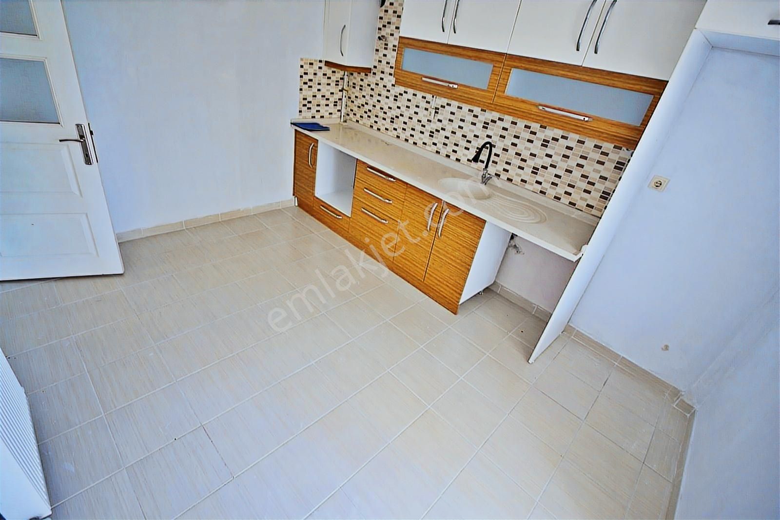 Alsancak'ta Krediye Uygun 3+1 Ebeveyn Banyolu Ön Cephe Ara Kat - Görsel 13