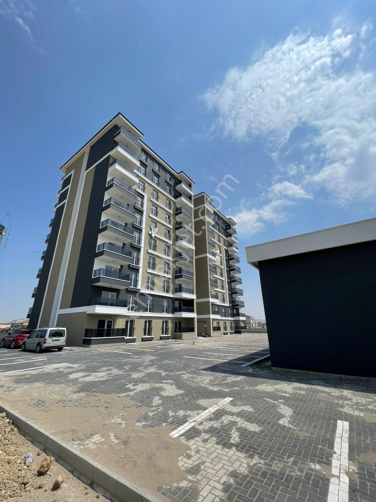 Haydar Emlaktan Üniversite Ve Havaalanına Yakın,caddeye Cepheli 1+1