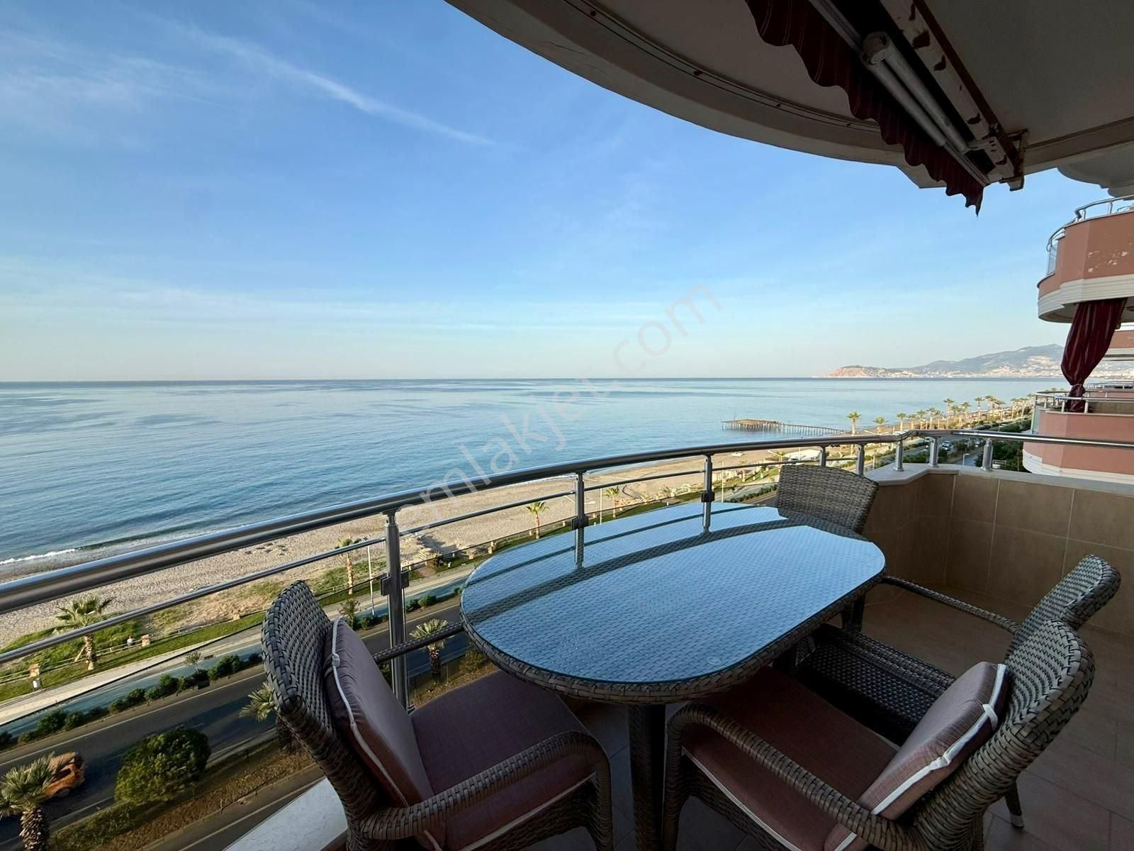 Alanya Mahmutlar’da Denize Sıfır, Full Eşyalı 2+1 Lüks Daire