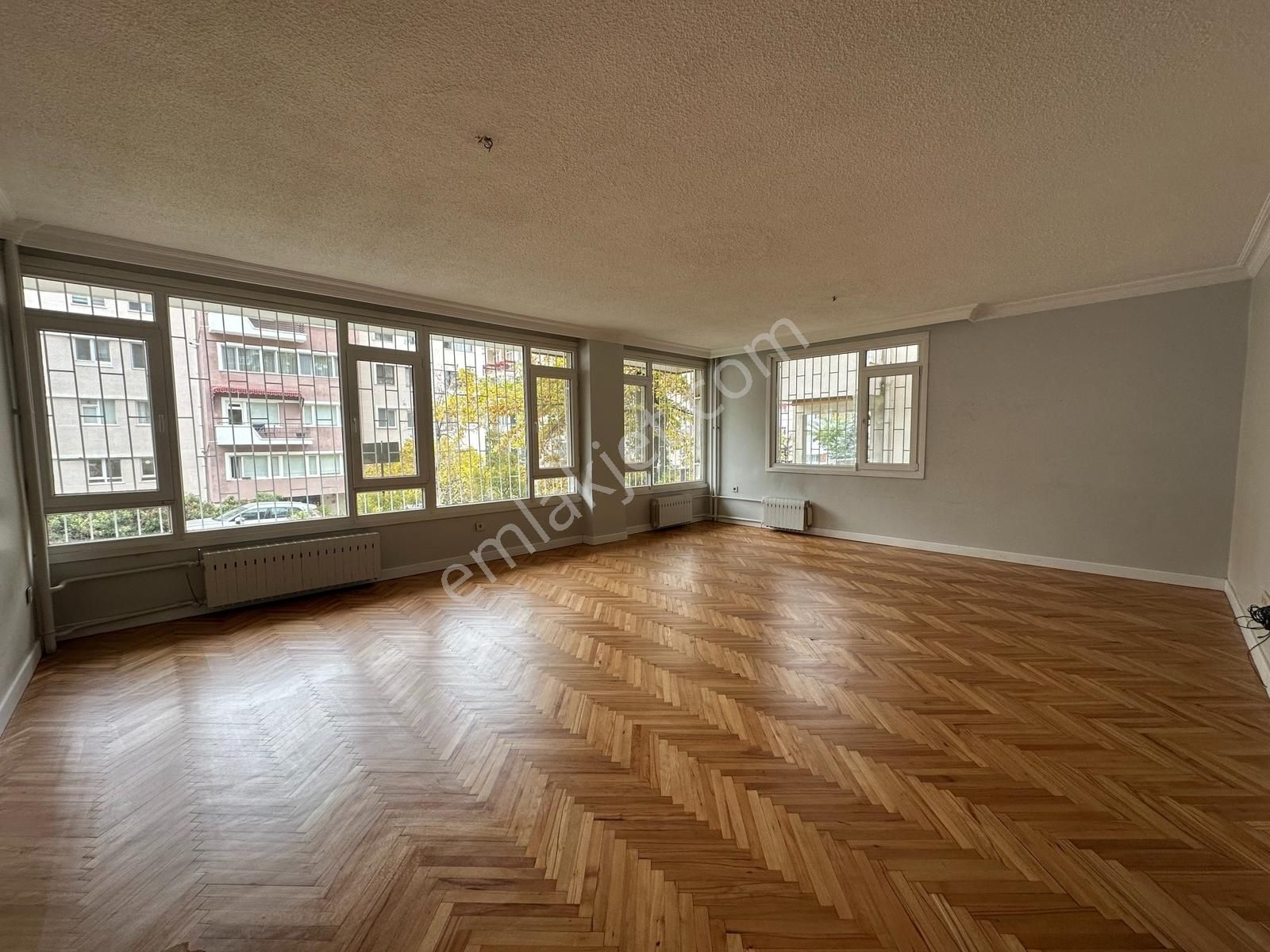 Çankaya Çobanyıldızı Sokakta Satılık 4+1 Otoparklı Boş Daire