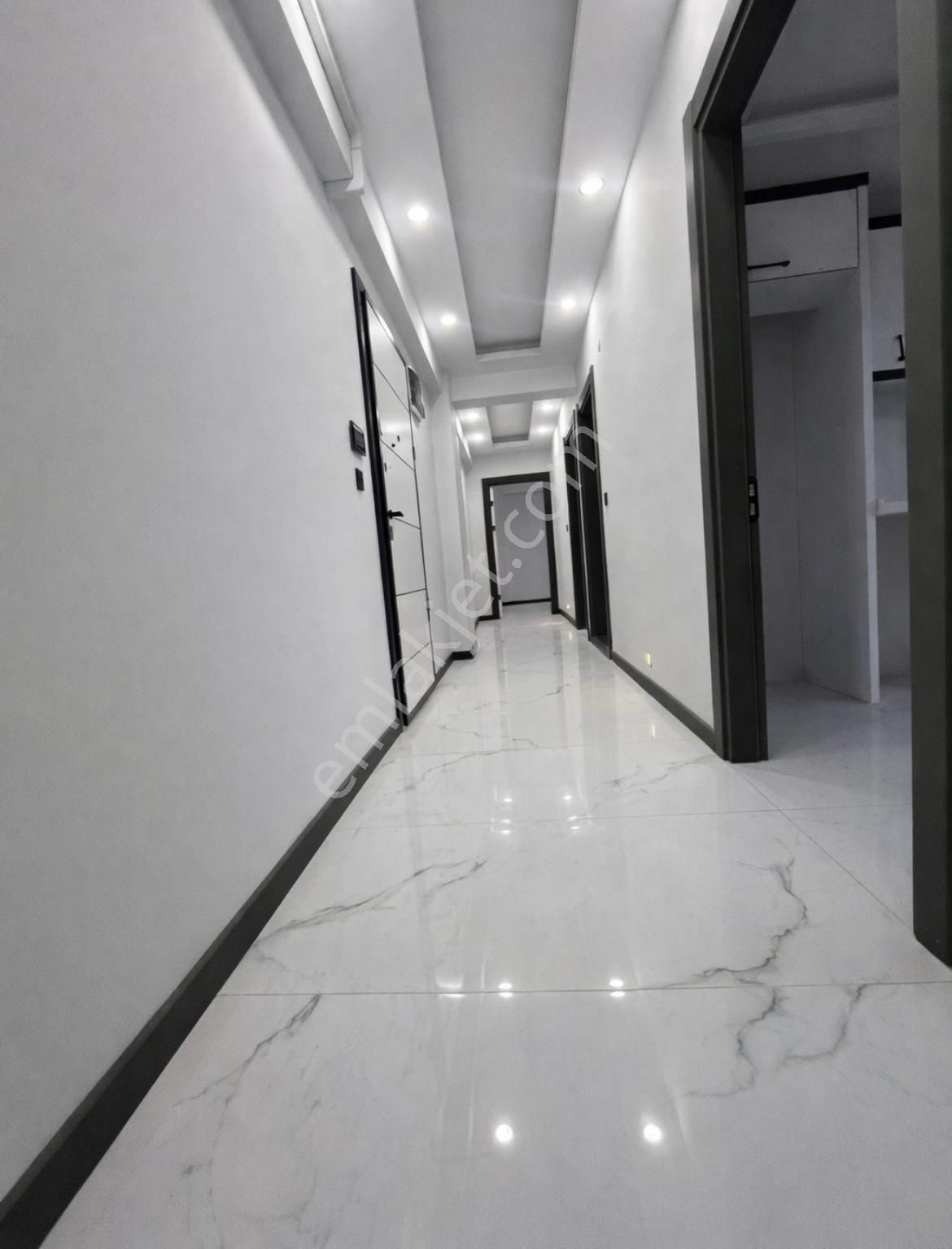 Değişen, Gelişen Bölge Bergama Atatürk Mah Asansörlü Doğalgazlı Ful Eşyalı 2+1 Kiralık Daire