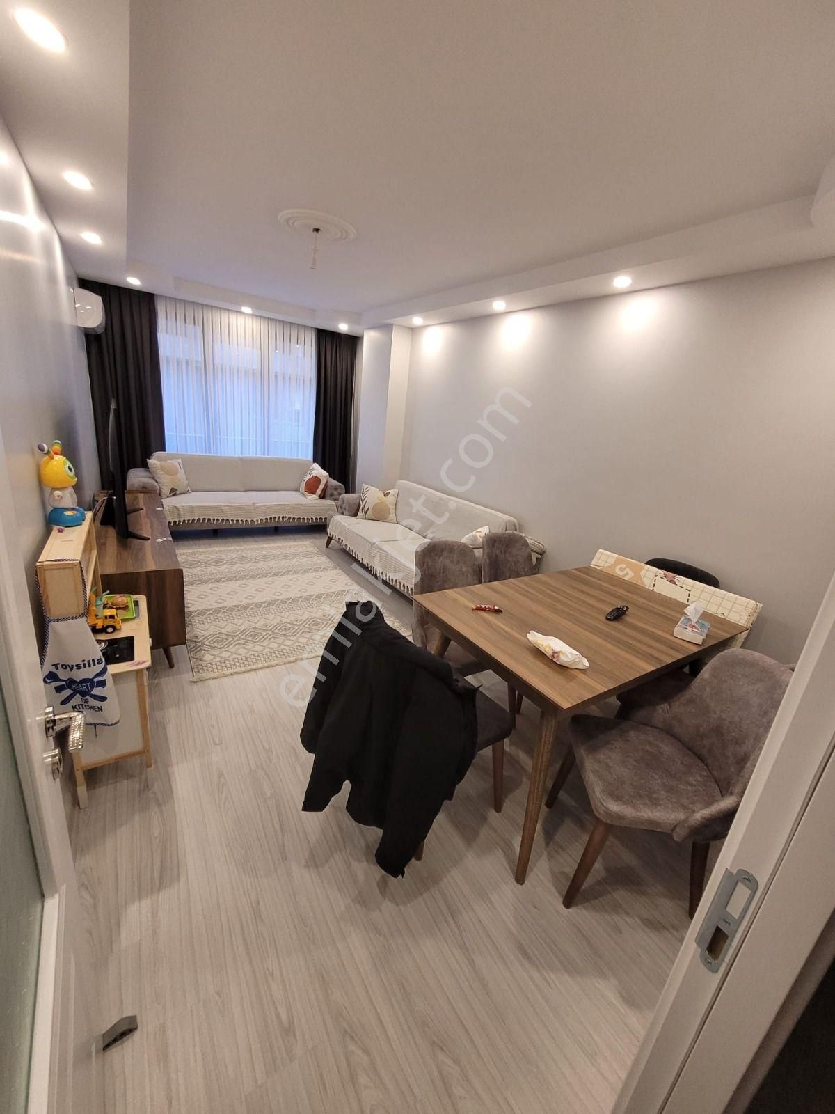 Küçükçekmece Cennet Mah. Satılık Otoparklı 80 M2 Arakat Daire