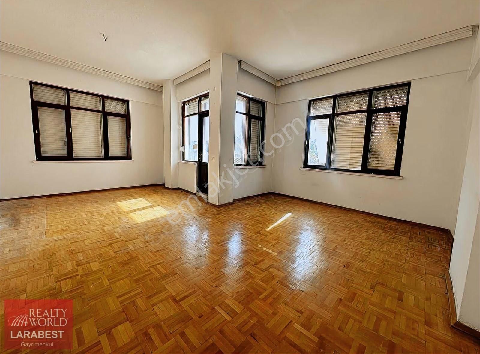 Berrin Kavcar'dan Adliyeye Yürüme Mesafesinde Arakat Daire - Görsel 4