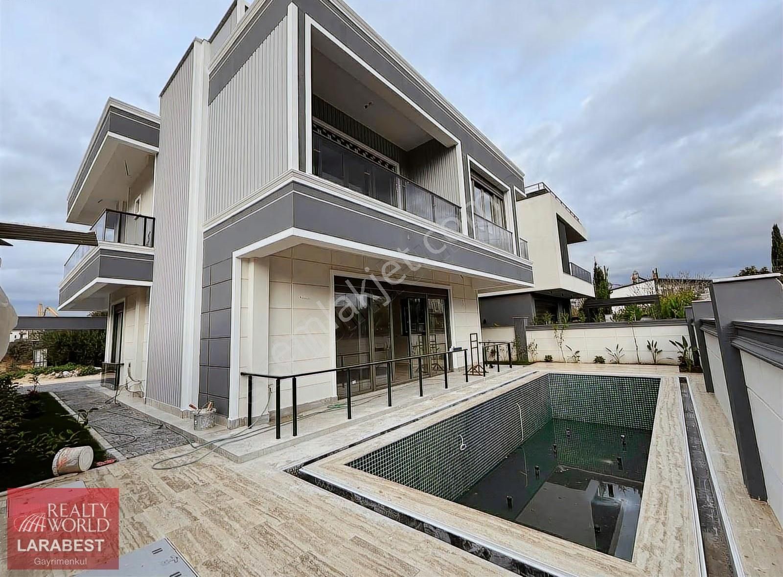 Ermenek Mahallasinde Müstakil Satılık Havuzlu 4+1 Villa - Görsel 16