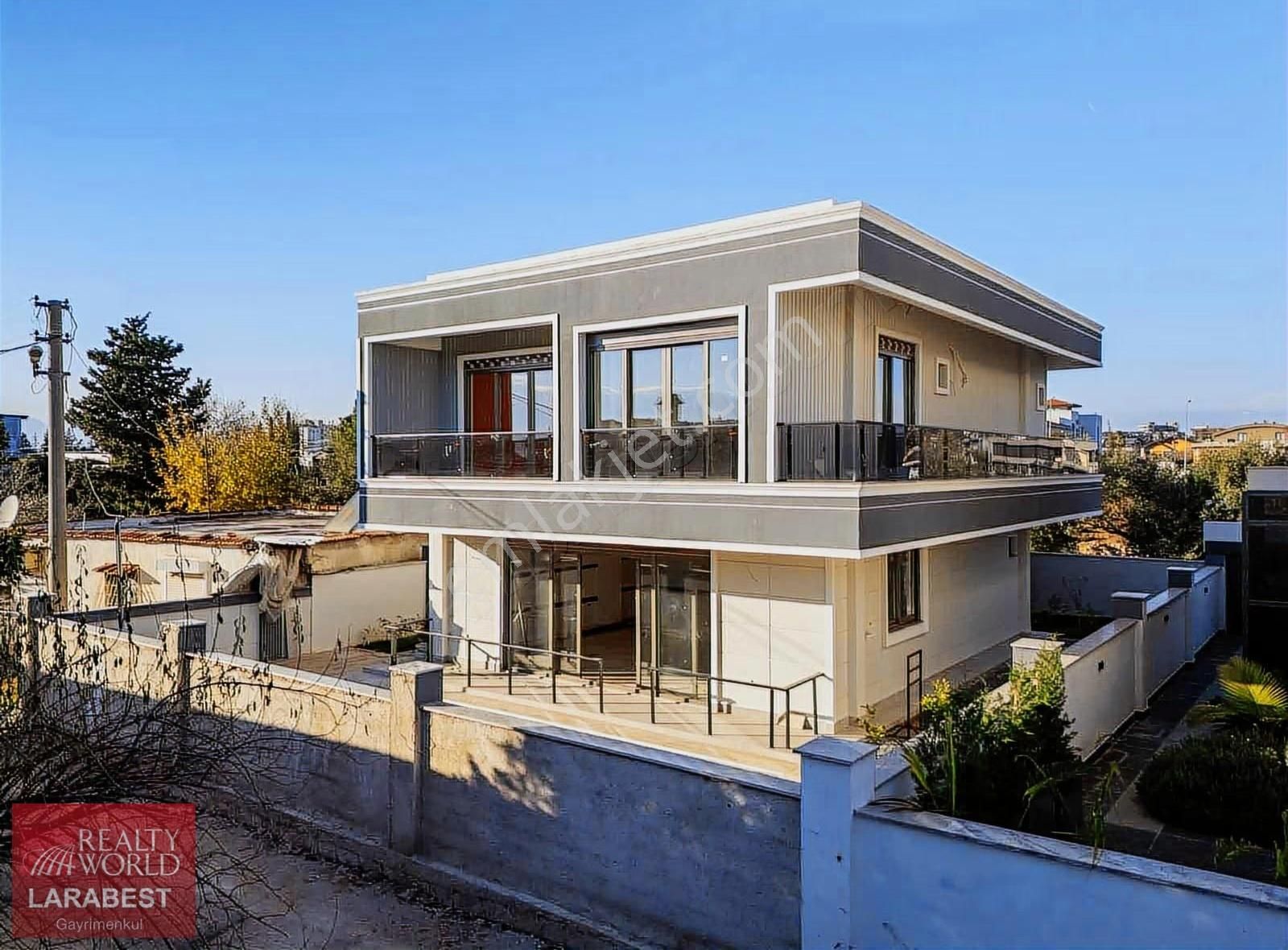 Ermenek Mahallasinde Müstakil Satılık Havuzlu 4+1 Villa