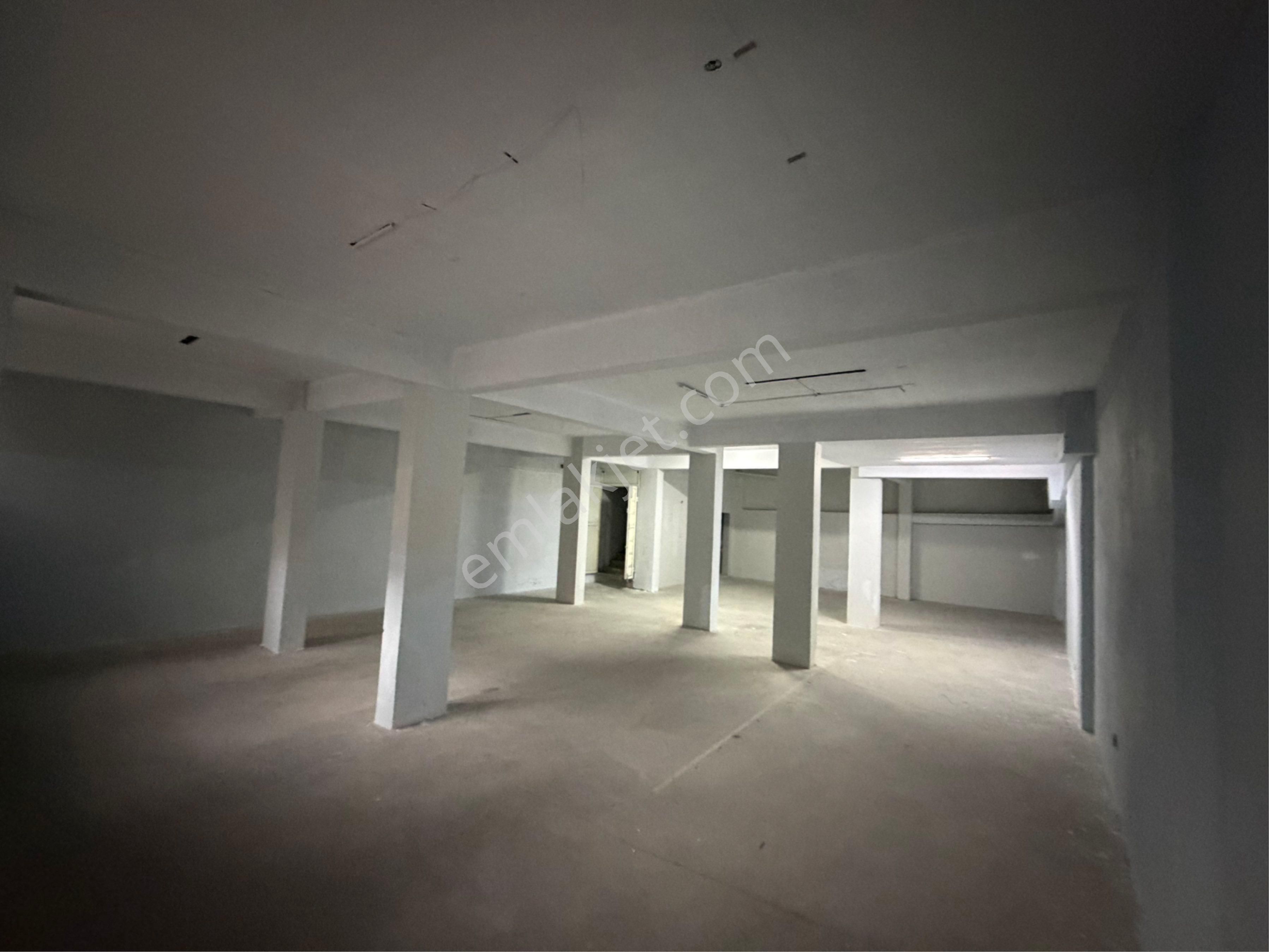 İki Katlı, Geniş Ve Yüksek Tavanlı Dükkan