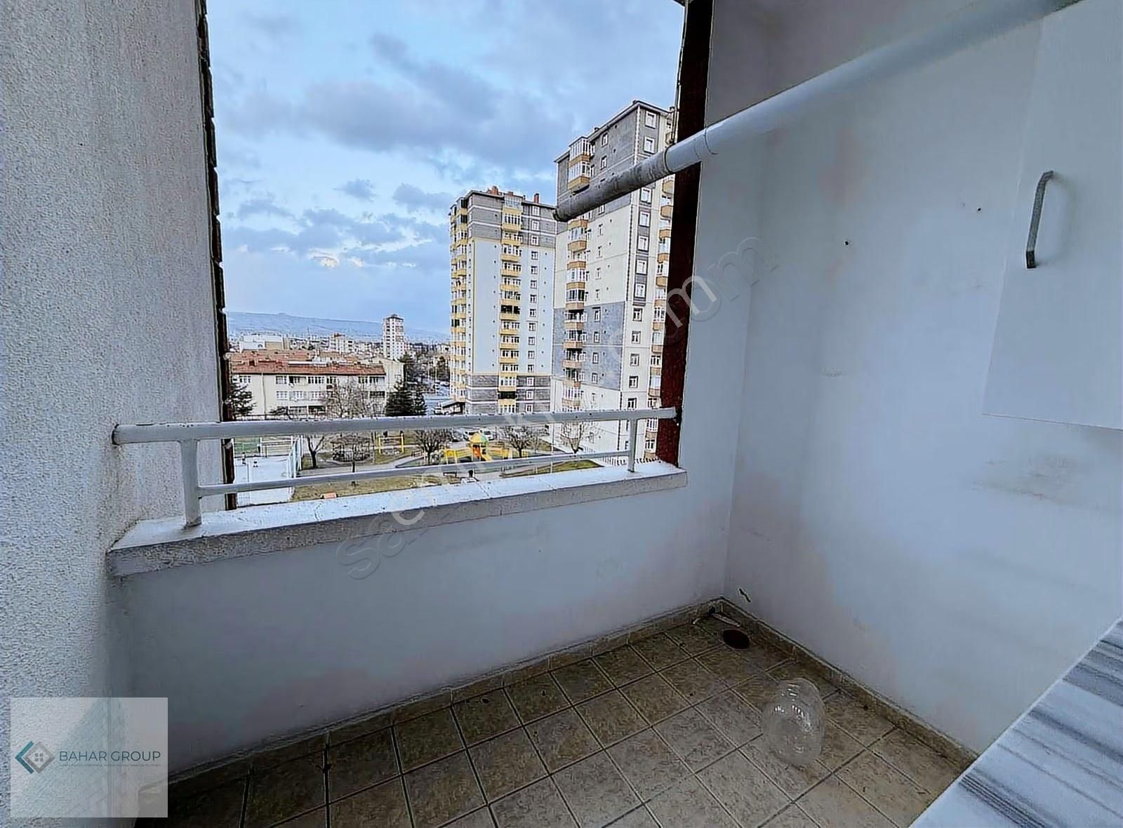 Keykukabatta Tramvayın Yanı Masrafsız Satılık 3+1 Daire - Görsel 3