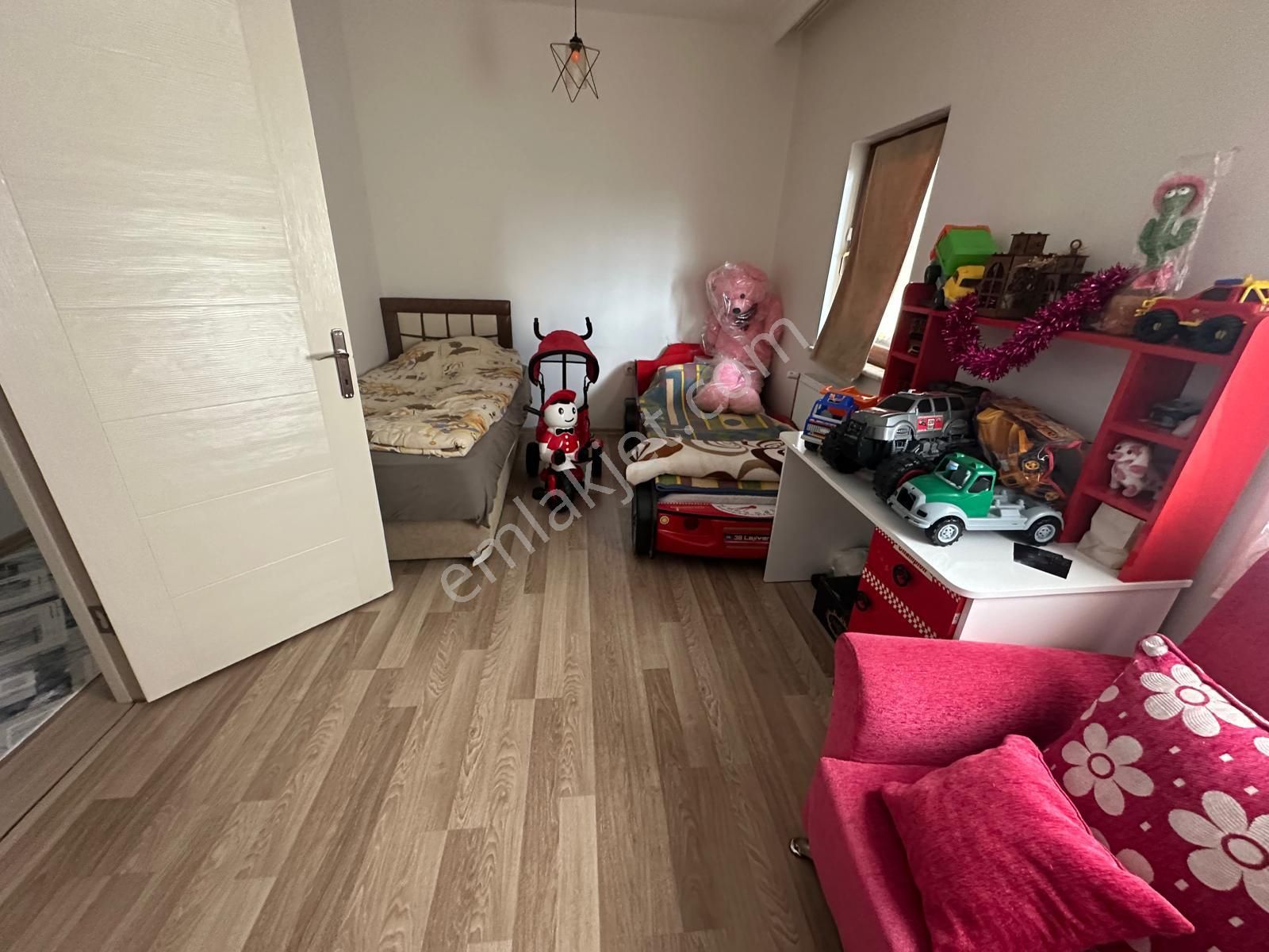 Bilgen Vatan'dan Yeşiltepe'de Cadde Üzeri Düzlükte 8. Kat Manzaralı 3+1 En Yeni Binada