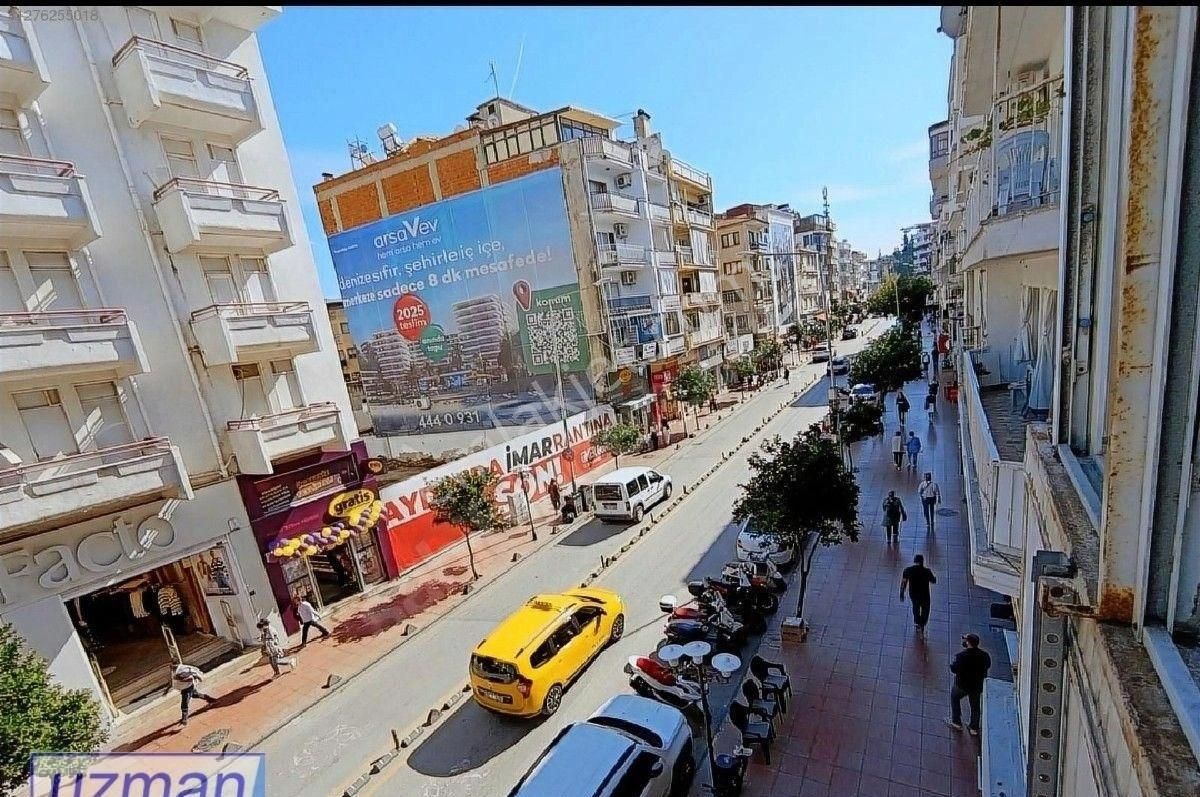 Kuşadası Merkez'de Tabela Değeri Yüksek İş Yerine Uygun 1+1 Satılık Daire