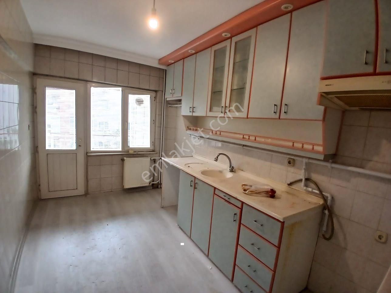 Ender Uysal Gayrimenkulden Bursa Caddesine Yakın 2+1 Asansörlü Arakat Geniş Kiralık Daire...