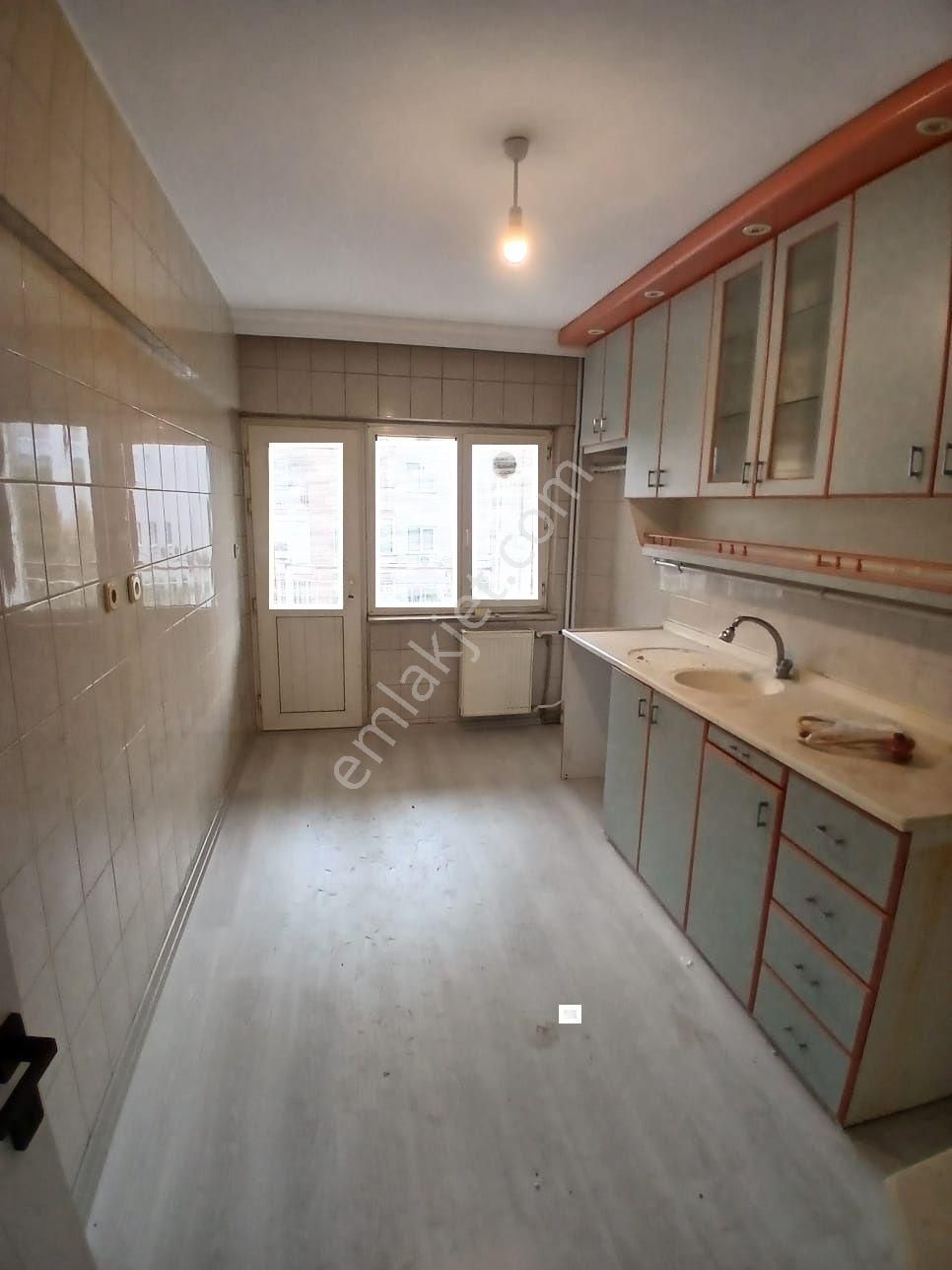 Ender Uysal Gayrimenkulden Bursa Caddesine Yakın 2+1 Asansörlü Arakat Geniş Kiralık Daire... - Görsel 2