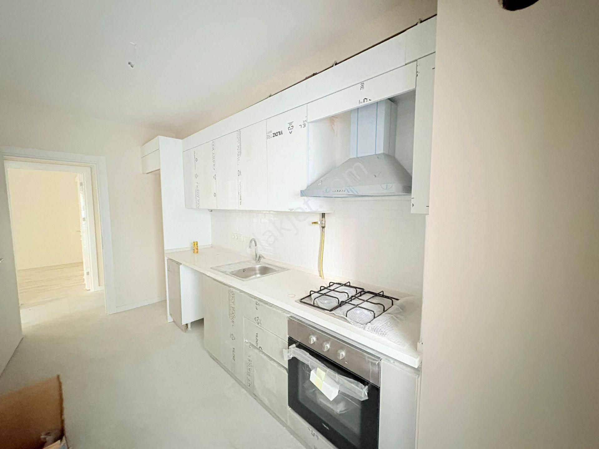 Karşıyaka Girne Caddesinde Yeni Binada Kiralık Köşe 3+1 Daire