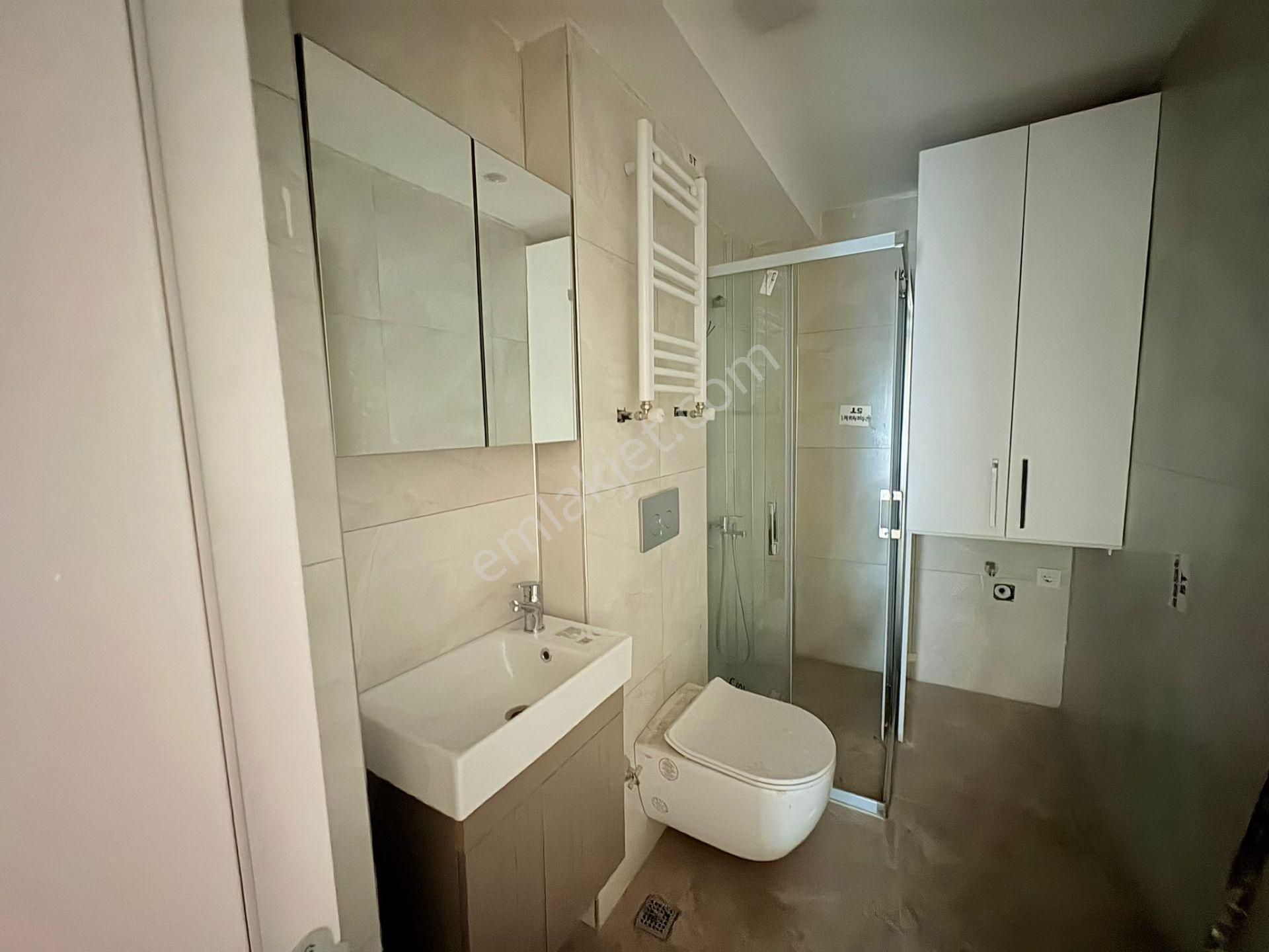 Karşıyaka Girne Caddesinde Yeni Binada Kiralık Köşe 3+1 Daire - Görsel 3