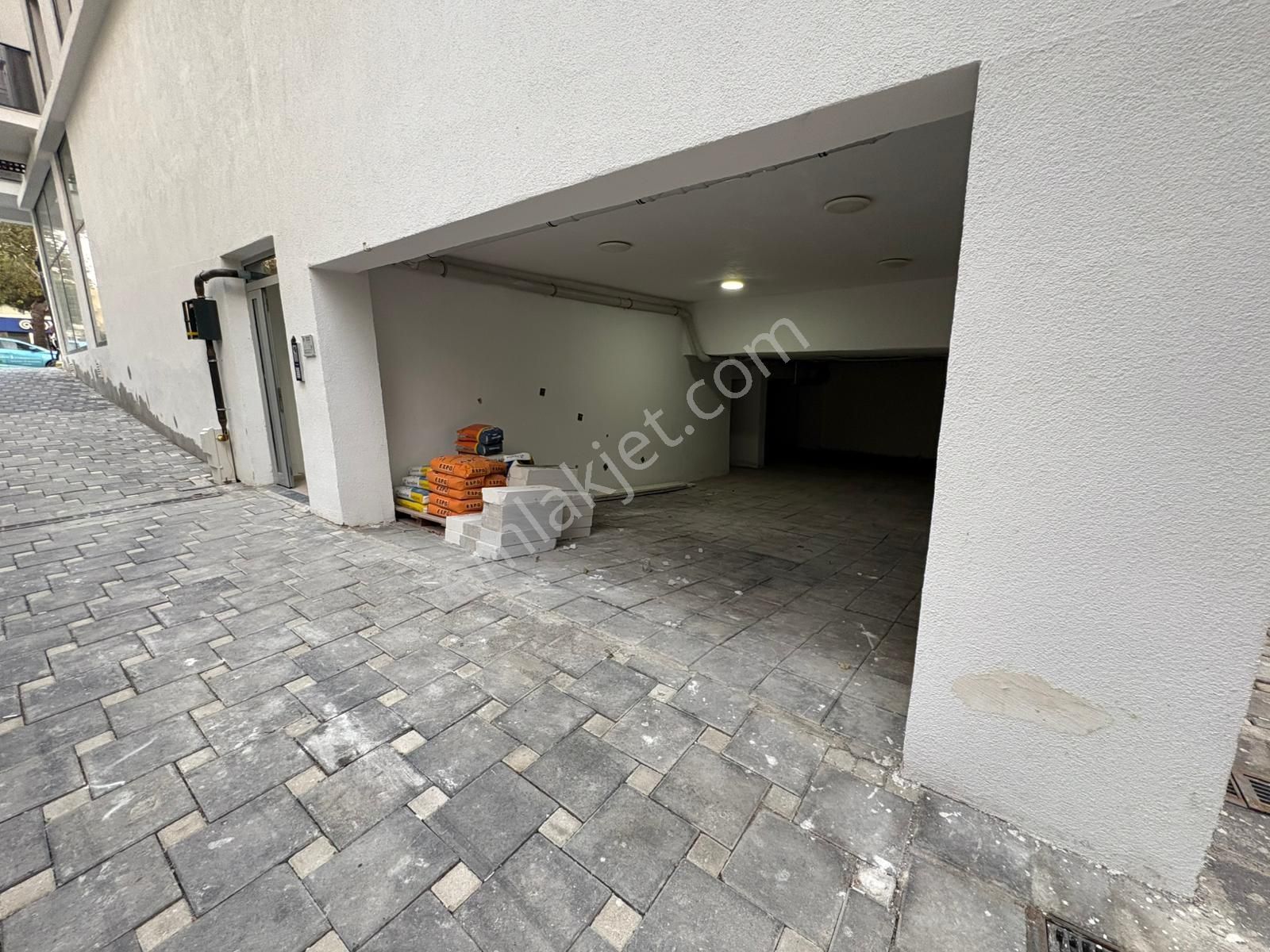 Karşıyaka Girne Caddesinde Yeni Binada Kiralık Köşe 3+1 Daire - Görsel 19