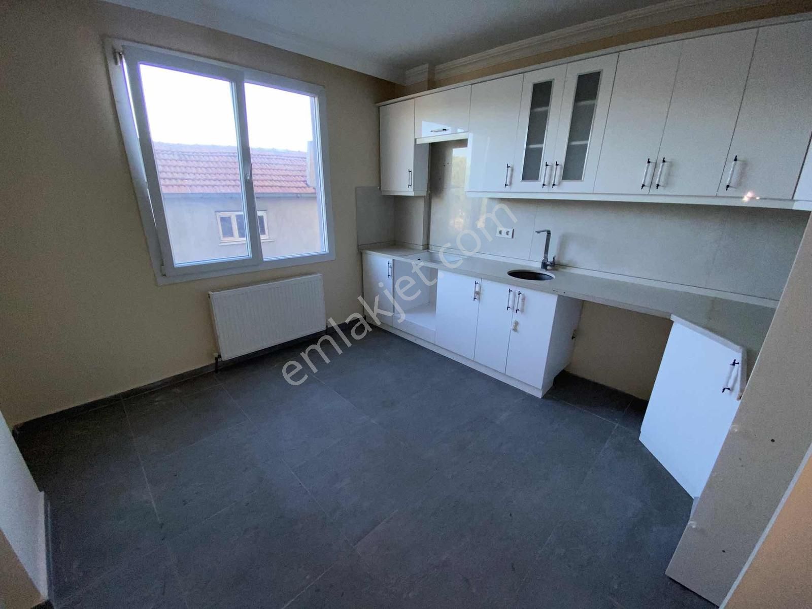 Dağlı Gayrimenkul'den Sıfır 3+1 Ara Kat Kaloriferli Cadde Üzeri