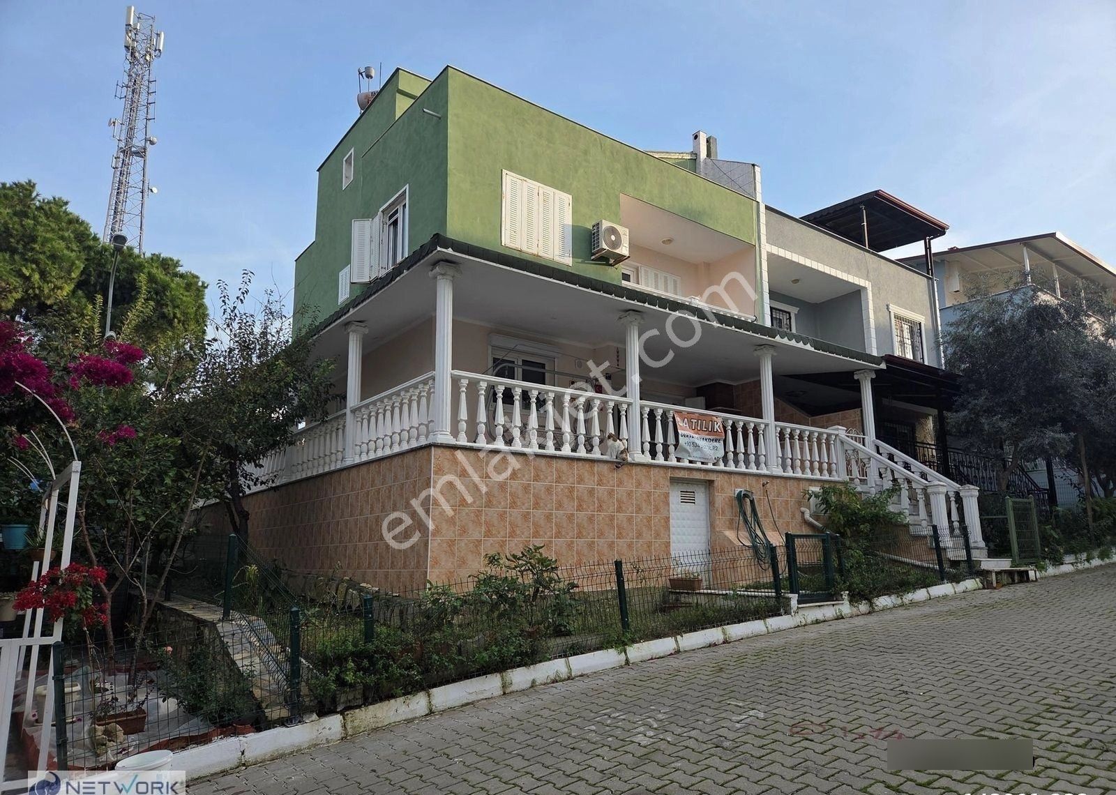 Kuşadası Soğucak Bölgesinde Havuzlu Sitede Triplex Yazlık