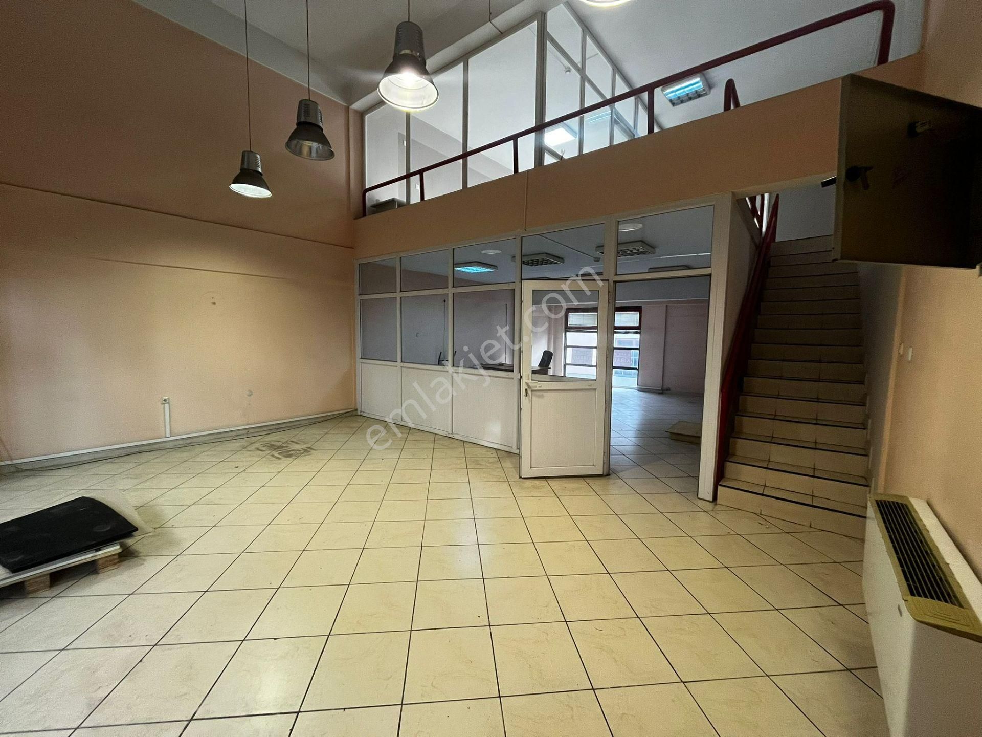 Em-of'tan Merkezi Konumda Yapılı 130 M2 Kiralık İş Yeri